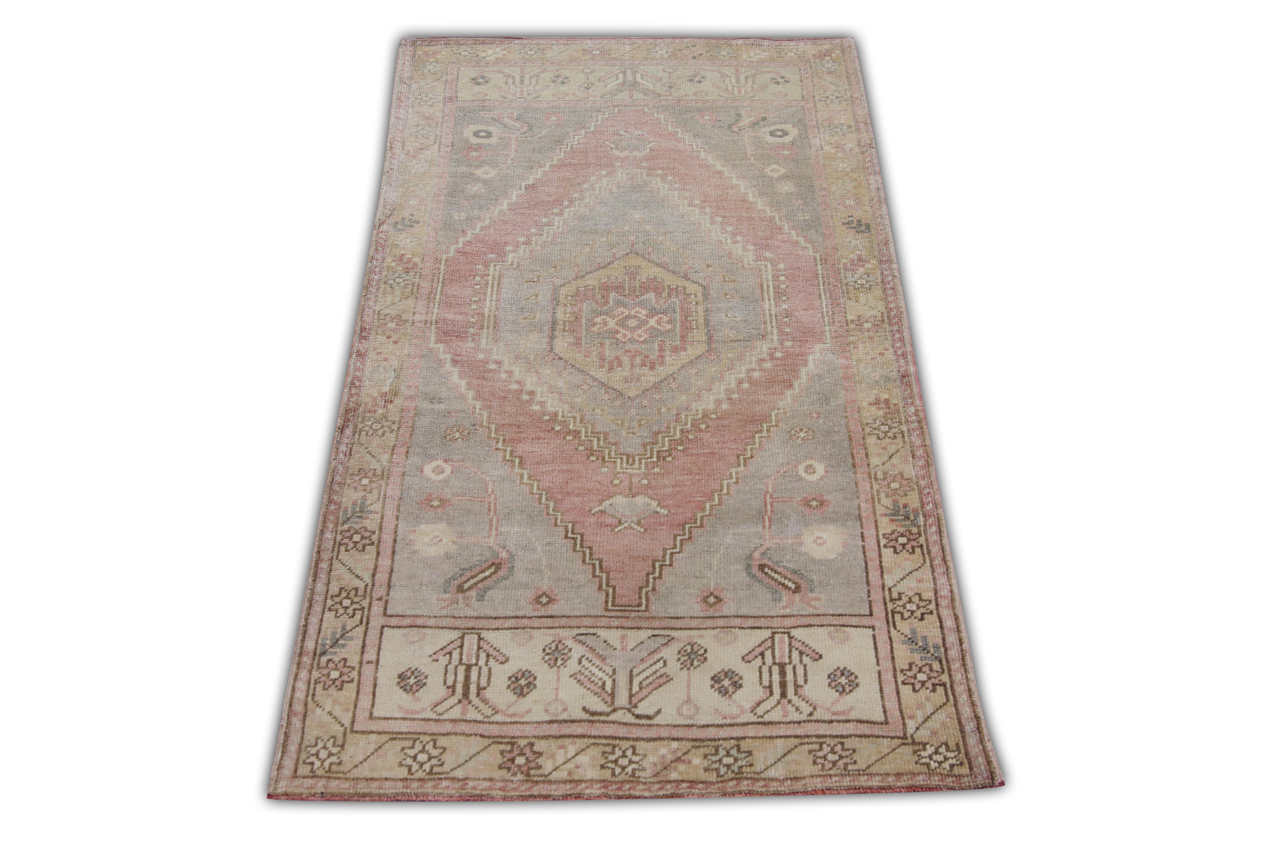 Te presentamos una alfombra turca vintage de lana anudada a mano, única en su especie, cuidadosamente elaborada por hábiles artesanos mediante técnicas tradicionales transmitidas de generación en generación. Esta exquisita alfombra cuenta con una