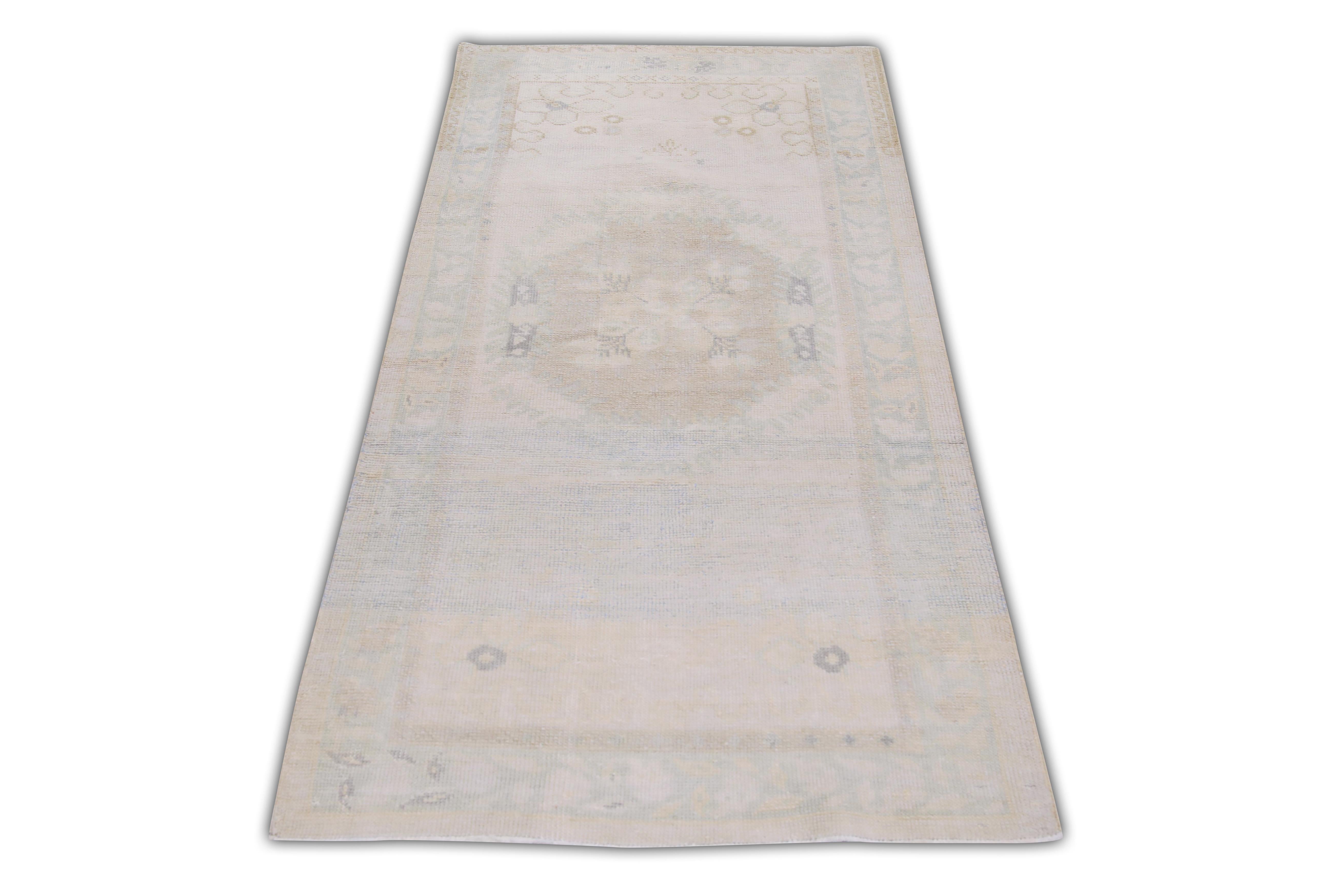 Te presentamos una alfombra turca vintage de lana anudada a mano, única en su especie, cuidadosamente elaborada por hábiles artesanos mediante técnicas tradicionales transmitidas de generación en generación. Esta exquisita alfombra cuenta con una