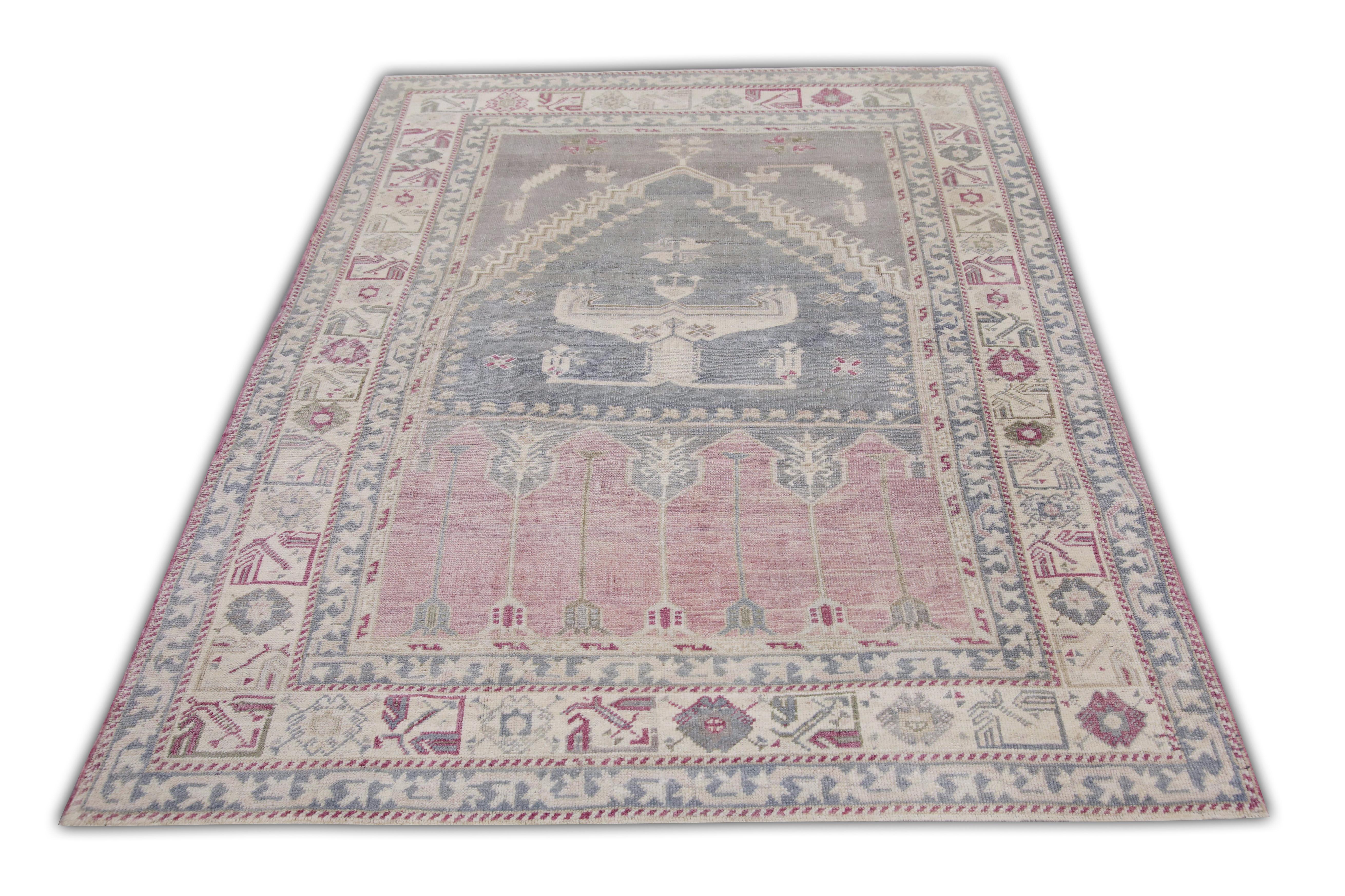 Te presentamos una alfombra turca vintage de lana anudada a mano, única en su especie, cuidadosamente elaborada por hábiles artesanos mediante técnicas tradicionales transmitidas de generación en generación. Esta exquisita alfombra cuenta con una