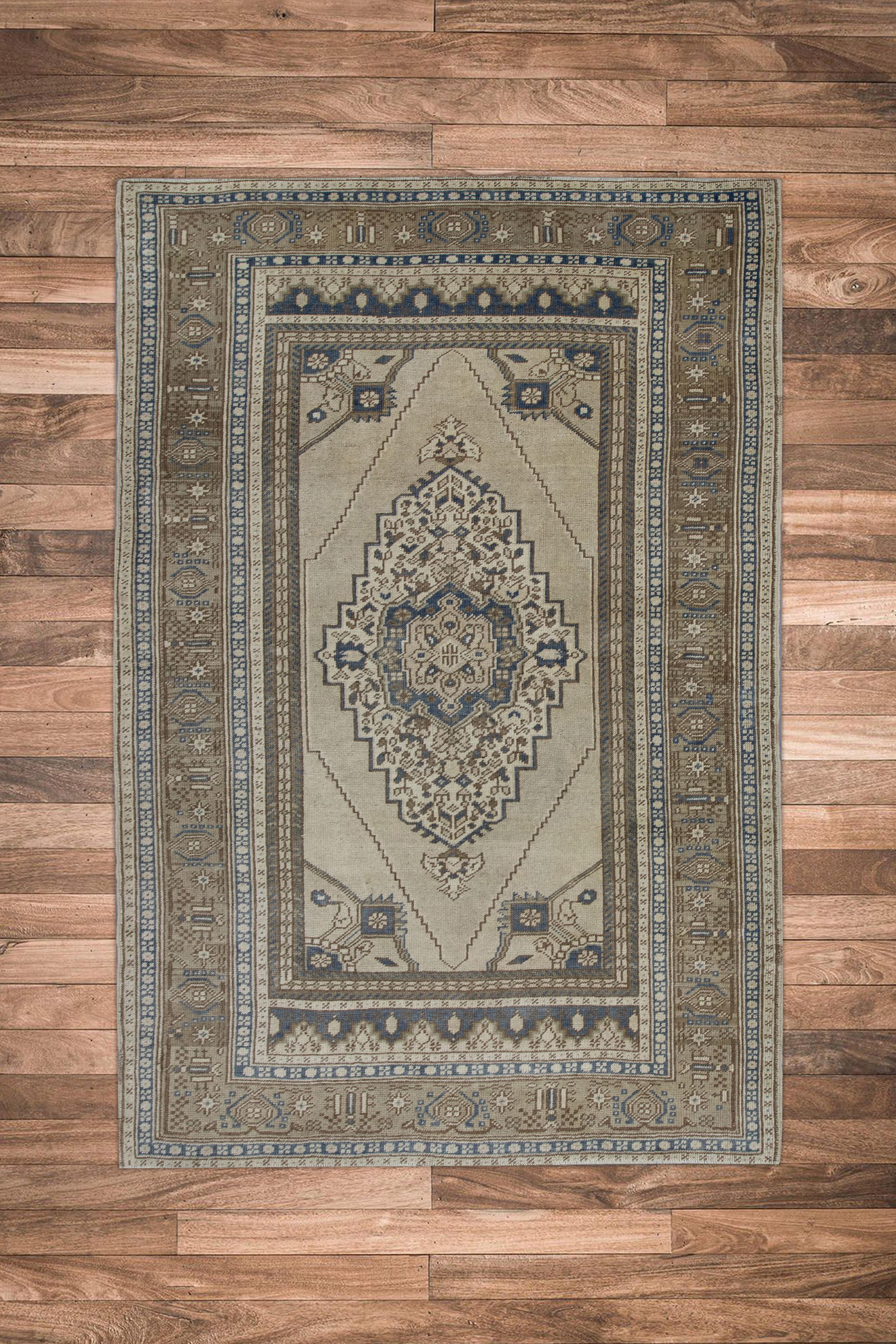 Handgefertigter türkischer Vintage-Teppich 4'x 6' im Zustand „Gut“ im Angebot in Houston, TX