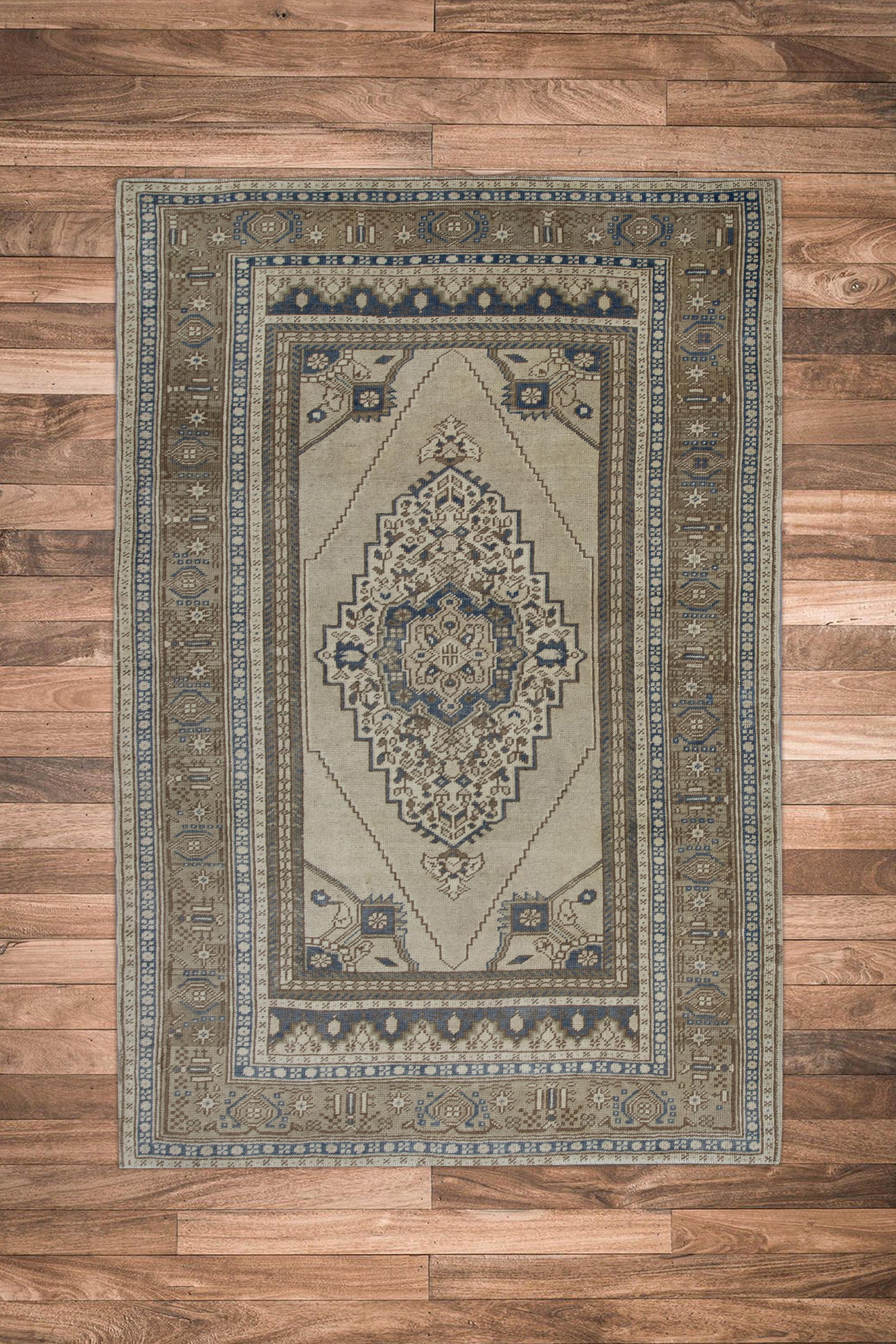 Mid-20th Century Handmade Vintage Turkish Rug 4'x 6' For Sale