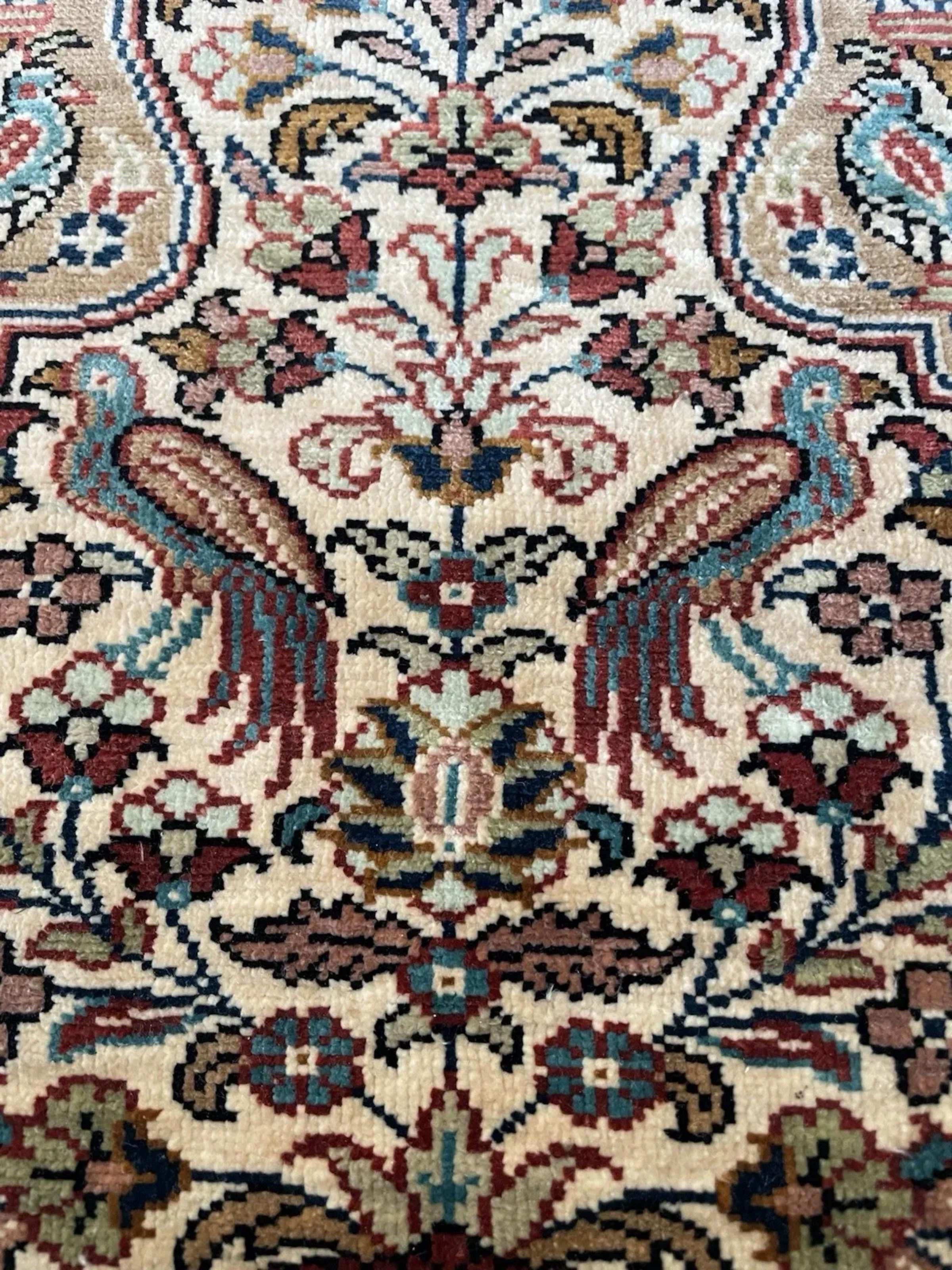 Handmade Vintage Turkish Silk Hereke Prayer Rug 1.2' x 1.6', 1980s - 1N102 In Good Condition For Sale In Bordeaux, FR