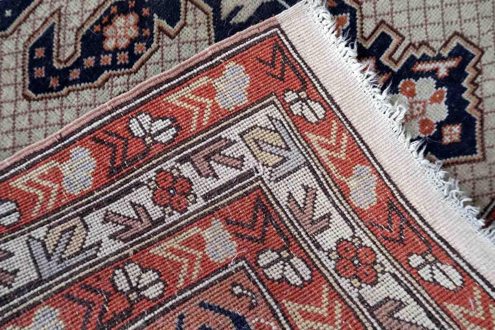 Tapis Sivas turc vintage fait à la main, à grand motif de médaillon. Le tapis est du milieu du 20ème siècle en bon état d'origine.

-condition : original bon,

-circa : 1950s,

-Taille : 3.8' x 6.3' (118cm x 194cm),

-Matériau : laine,

-pays
