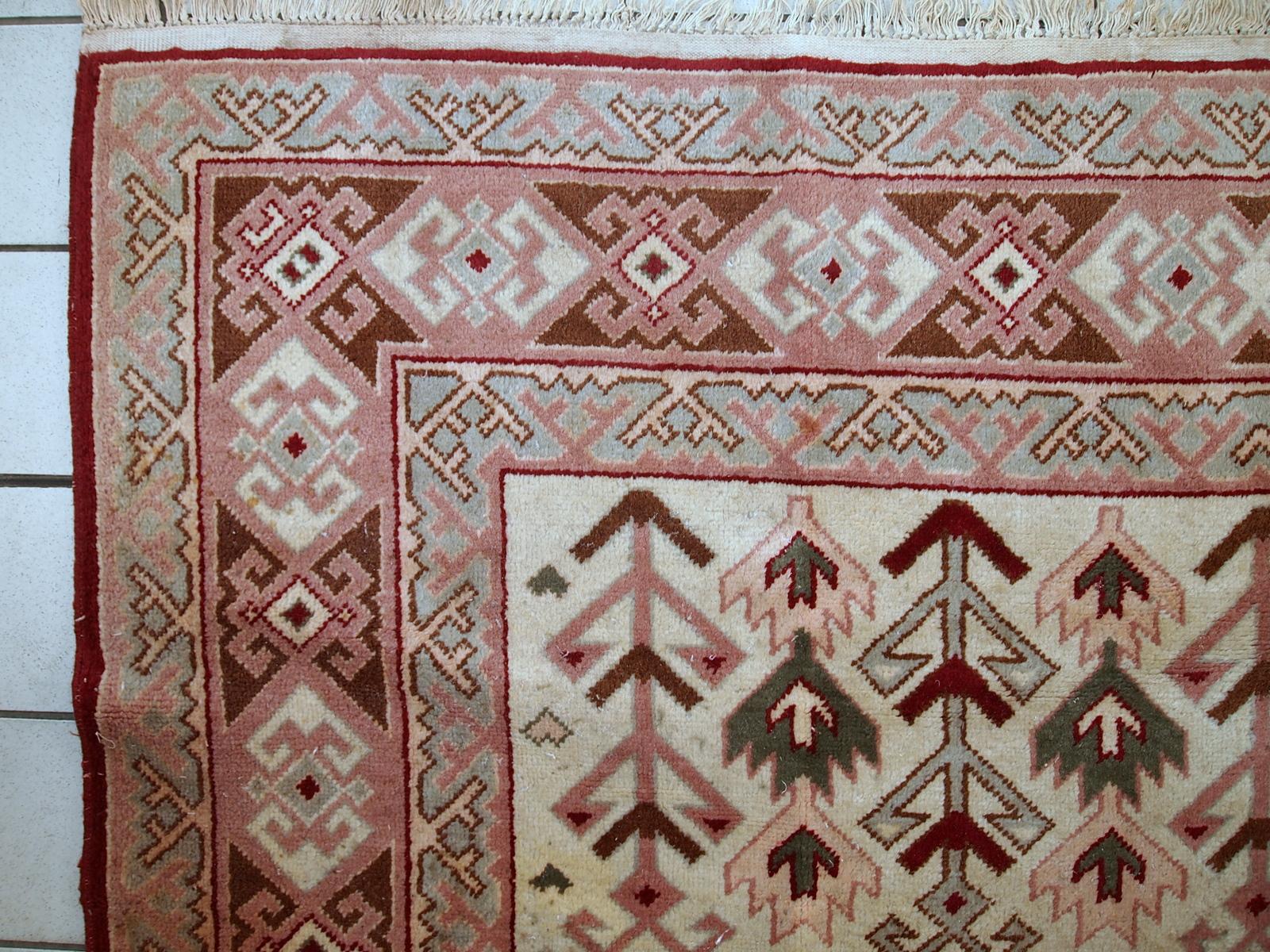 Handgefertigter türkischer Sivas-Teppich mit geometrischem Muster. Der Teppich ist im Originalzustand und stammt aus der Mitte des 20. Jahrhunderts. Der Teppich hat einige Altersverfärbungen.

-Zustand: original, einige