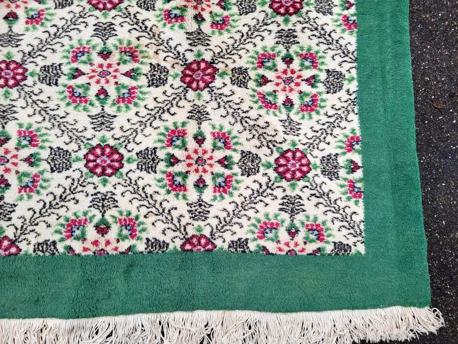 Questo affascinante tappeto vintage turco Sivas degli anni '70 presenta una tavolozza morbida e invitante e un caratteristico disegno a reticolo floreale. Interamente realizzato a mano in lana, il tappeto presenta un motivo ripetuto di bouquet