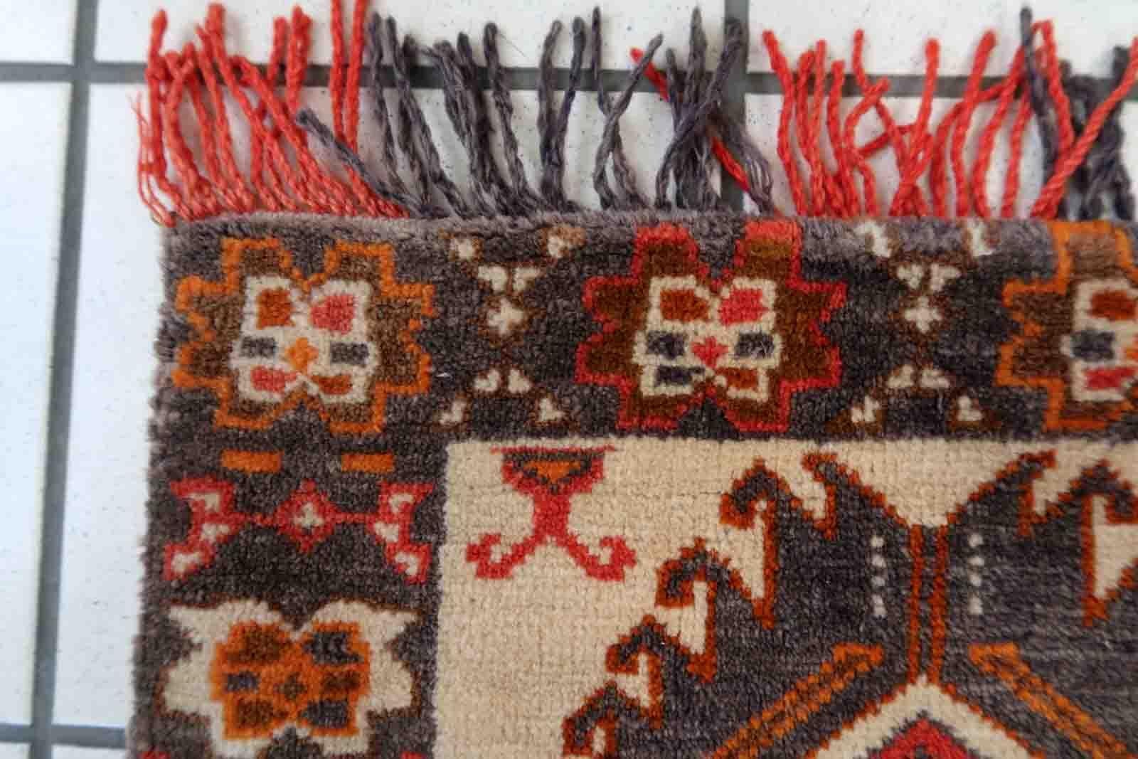Sac à sel turc vintage fait à la main, de couleur beige et grise. Le sac est de la fin du 20ème siècle en bon état d'origine. Ce type de sacs en laine était destiné à conserver en sécurité le sel, les céréales, etc.

-état : original bon,

-vers