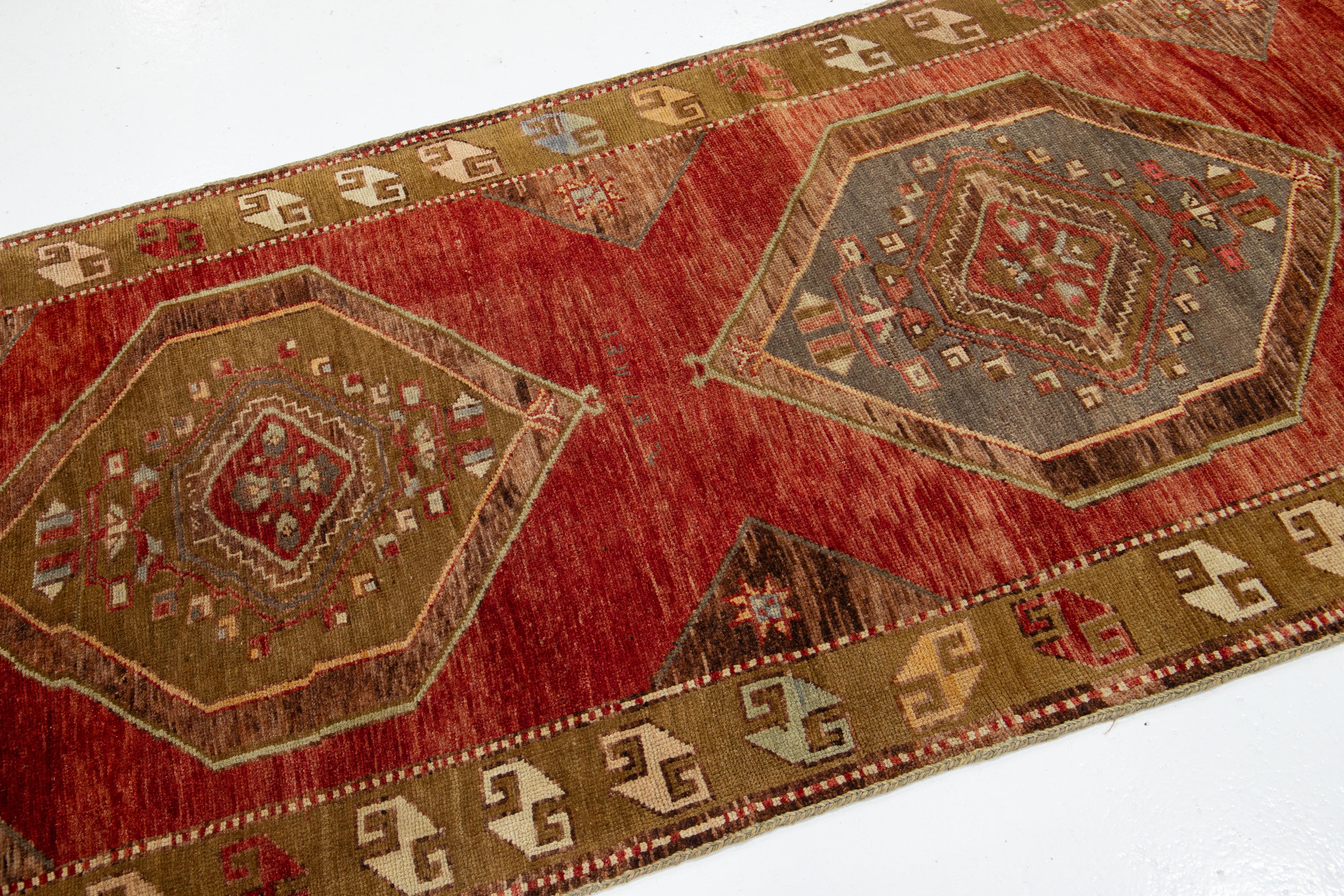 Handgefertigter türkischer Vintage-Läufer aus Wolle mit Stammesmuster (Heriz Serapi) im Angebot