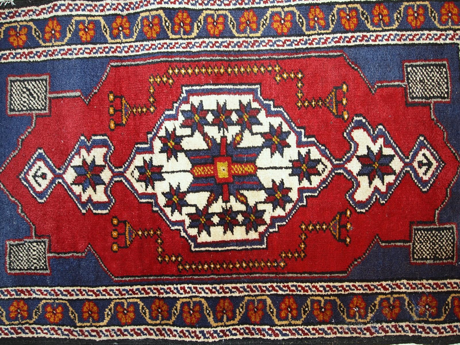Handmade Vintage Turkish Yastik Rug, 1960s, 1C731 In Fair Condition For Sale In Bordeaux, FR