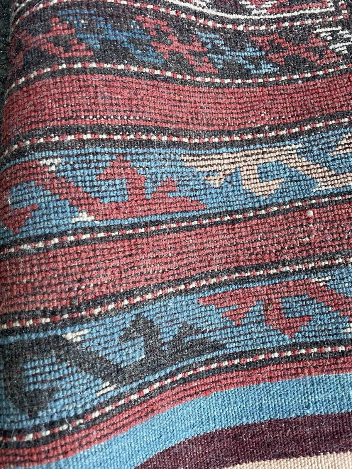 Art tribal authentique : Tapis de laine Yörük turc vintage fait à la main
Embrassez l'héritage fougueux du tissage nomade avec cet authentique tapis Yörük turc vintage fait à la main, méticuleusement fabriqué à partir de laine naturelle durable en