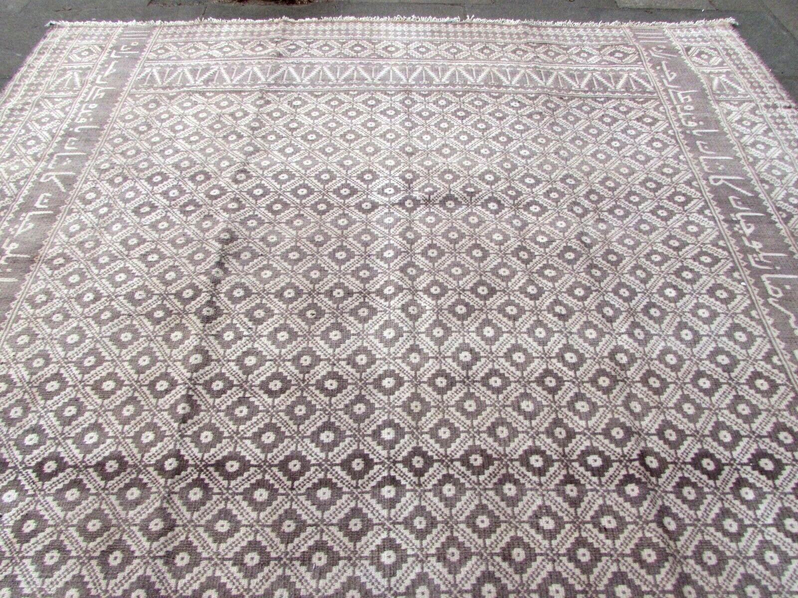 Dieser handgefertigte türkische Zilo Large Kilim Rug aus den 1970er Jahren ist ein exquisites Stück Geschichte. Er strahlt den Charme eines alten traditionellen persisch-orientalischen Kelims aus. Mit einer beachtlichen Größe von 317 x 437 cm (10,4'