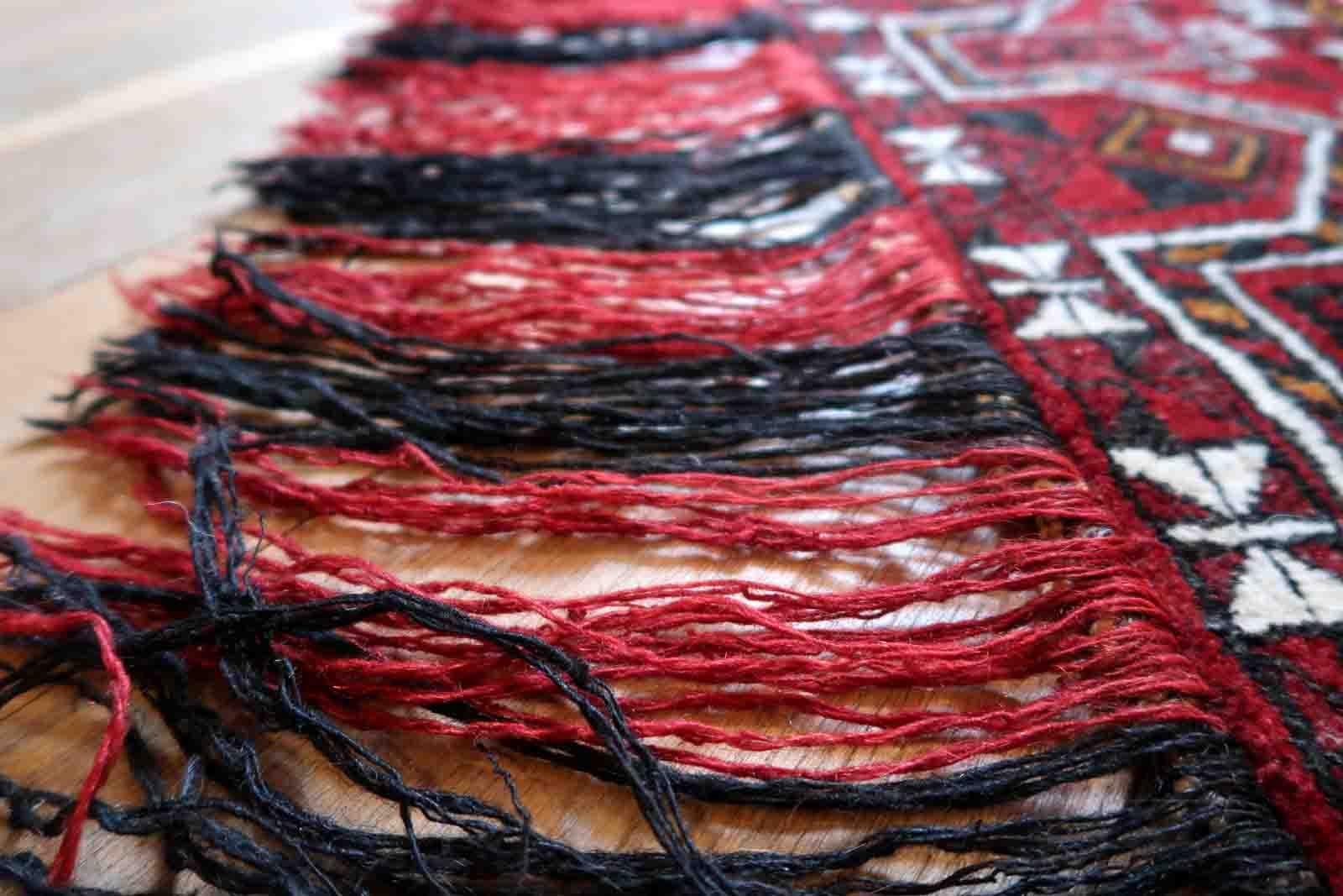 Handgefertigter vintage turkmenischer Beshir Torba Teppich in leuchtend roter Farbe. Der Teppich stammt aus dem Ende des 20. Jahrhunderts und ist in gutem Originalzustand.

-Zustand: original gut,

-Ungefähr: 1970er Jahre,

-Größe: 1,1' x 4,1'