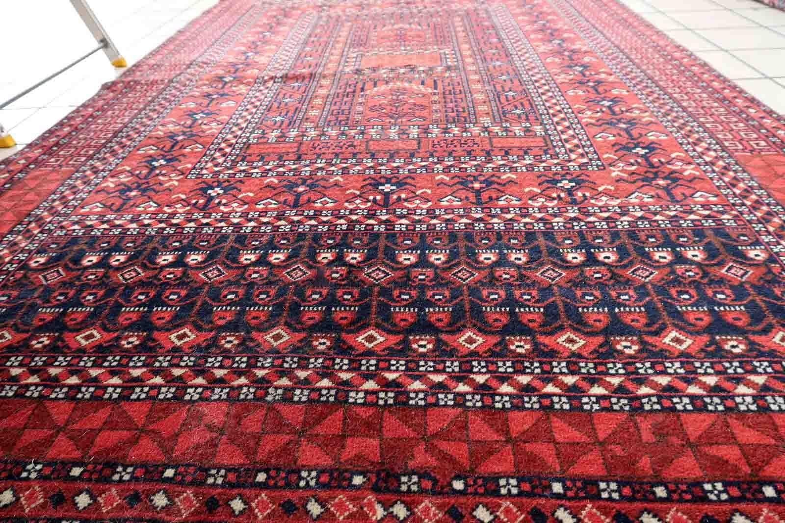 Alfombra Turkmen Hachli vintage hecha a mano con diseño tradicional y tonos profundos. La alfombra es de mediados del siglo XX, en buen estado original.

-estado: original bueno,

-alrededor de los años sesenta,

-Tamaño: 142 cm x 221 cm (4,6'