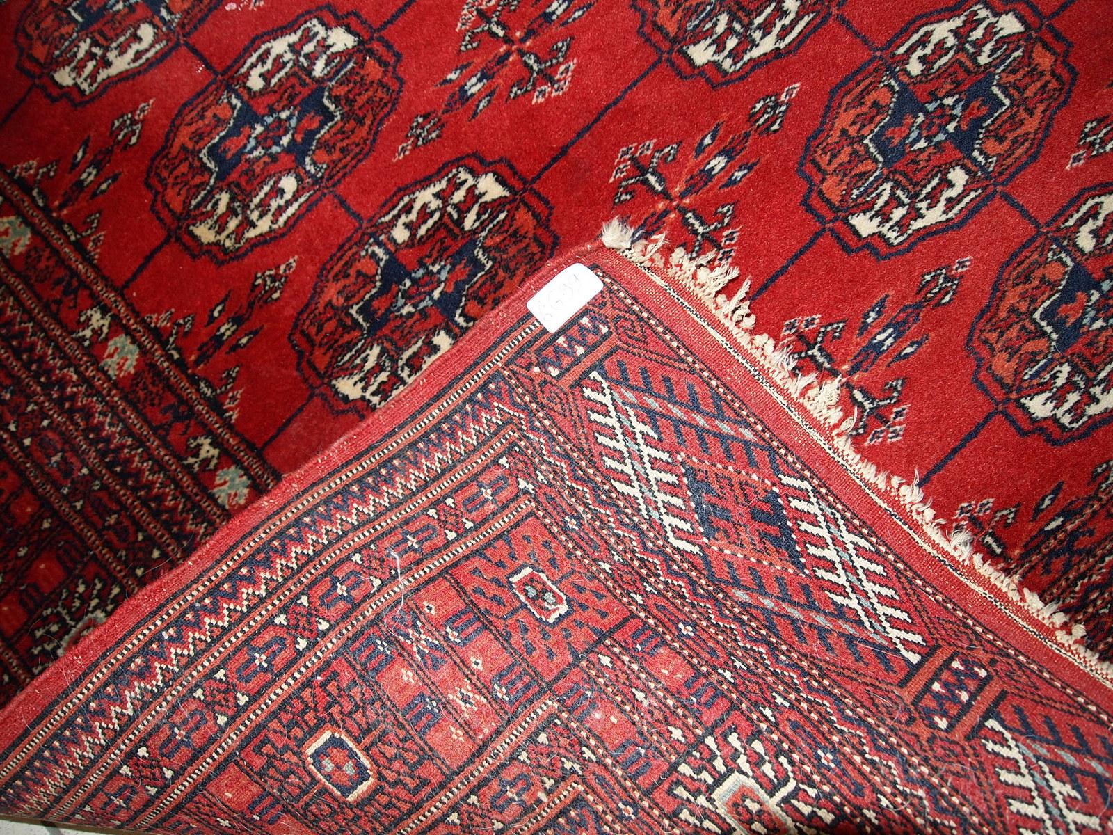 Vintage handmade Tekke rug from Turkmenistan in original good condition. It has been made in the end of 20th century in red wool.

-condition: original good,

-circa: 1970s,

-size: 3.5' x 3.6' (109cm x 112cm),

-material: wool,

-country