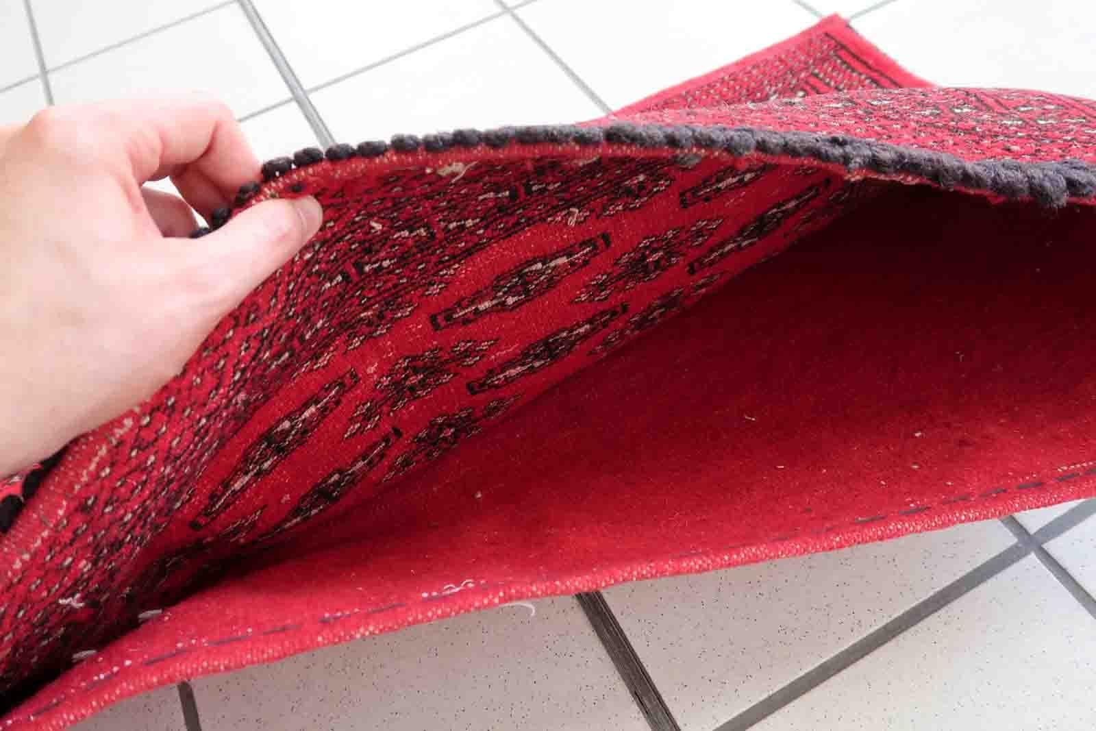 Handgefertigte vintage turkmenische Tekke Salz Tasche in leuchtend roter Farbe. Der Teppich stammt aus dem Ende des 20. Jahrhunderts und ist in gutem Originalzustand.

-Zustand: original gut,

-Umgebung: 1970er Jahre,

-Größe: 1,4' x 2,7' (45cm x