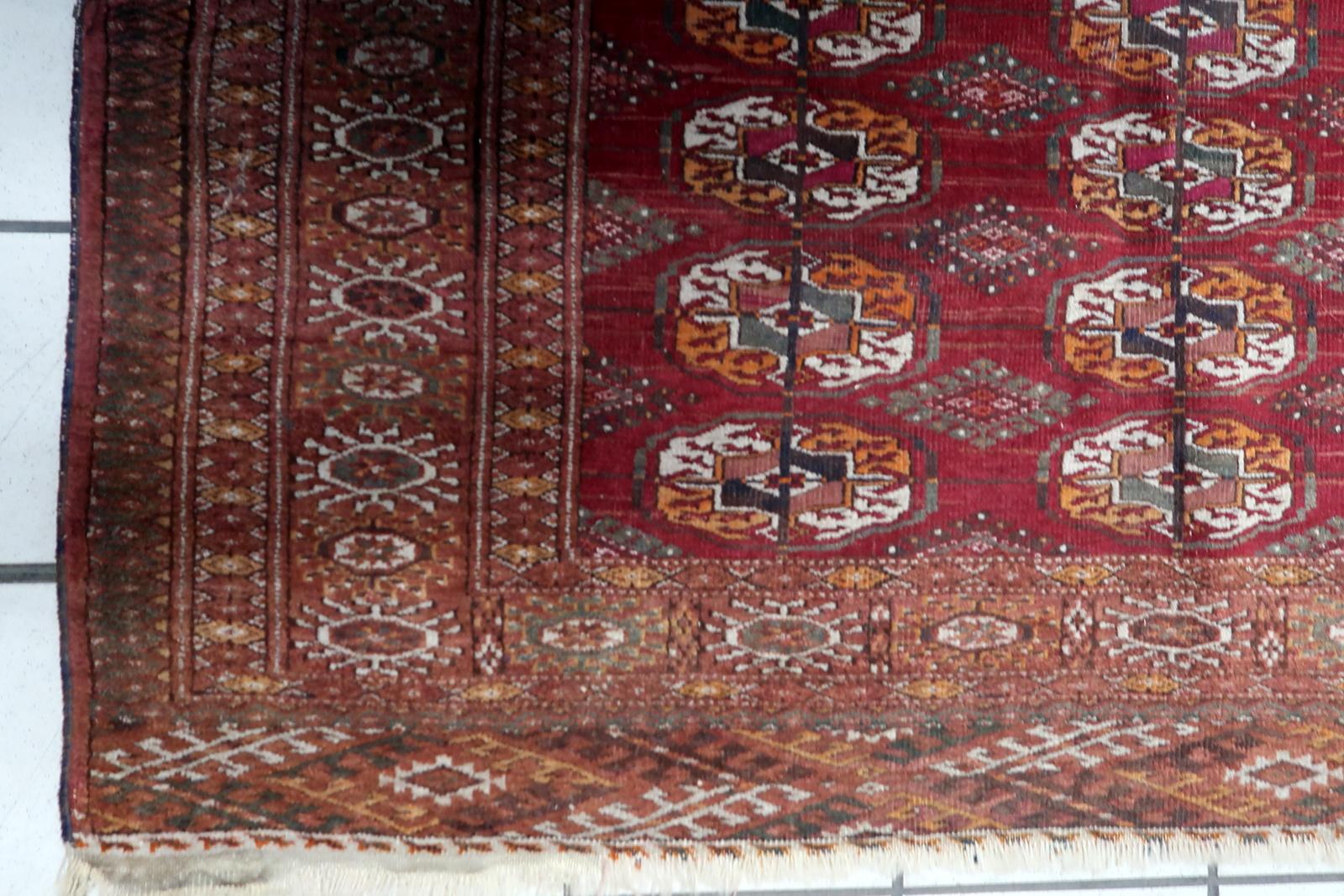 Nous vous présentons notre exquis tapis ouzbek Bukhara vintage, fait à la main, datant des années 1940. Ce superbe tapis illustre la beauté intemporelle et l'art de la tradition de tissage de l'Ouzbékistan.

Mesurant 4,1 pieds sur 6 pieds (128cm x