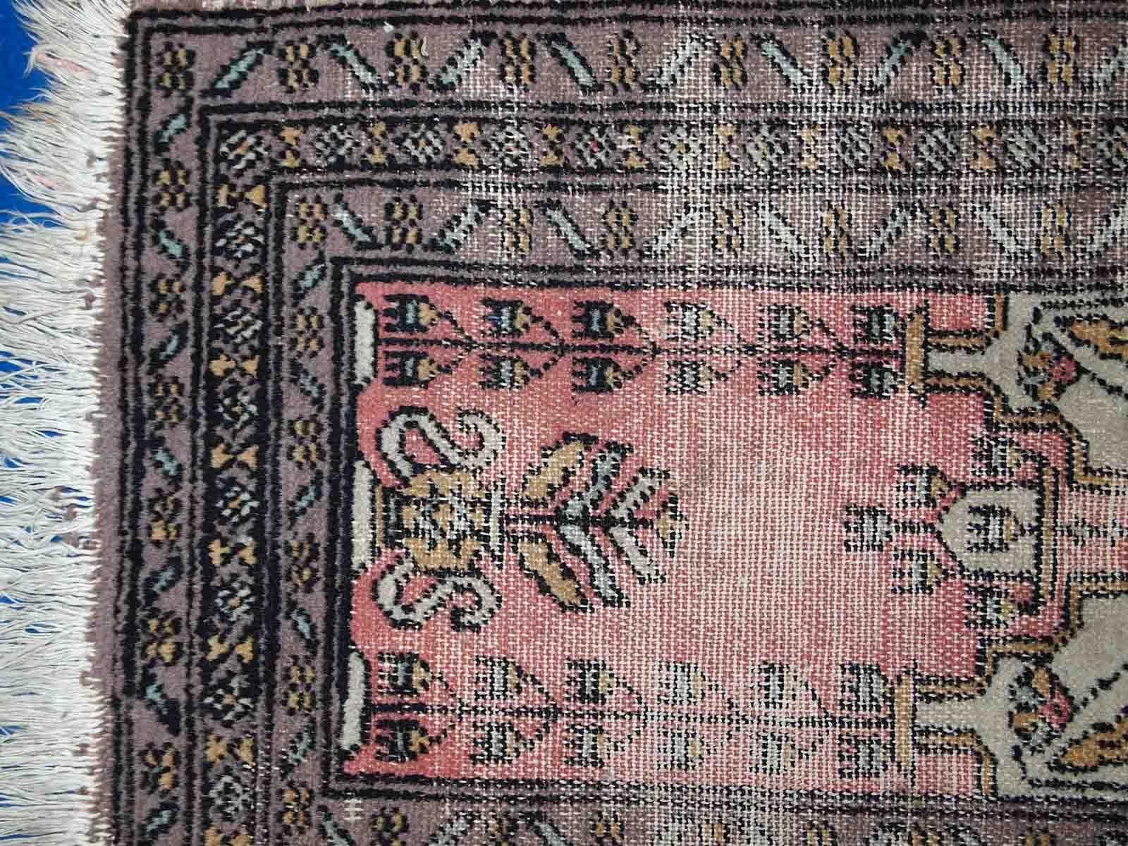 Vintage handgefertigte usbekische Buchara Gebetsmatte in beschädigtem Zustand. Der Teppich stammt aus dem Ende des 20. Jahrhunderts.

-Zustand: notleidend, 

-CIRCA: 1950er Jahre,

-Größe: 1,5' x 1,8' (46cm x 56cm),

-MATERIAL: