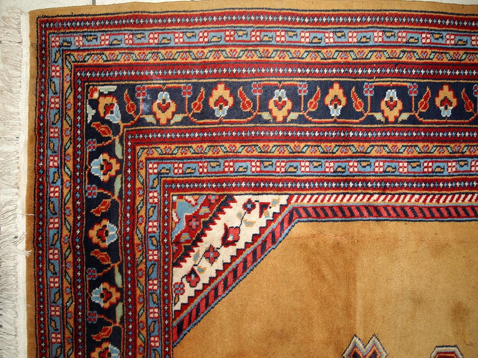 Usbekischer Buchara-Teppich in gutem Originalzustand aus der Mitte des 20. Jahrhunderts. Der Teppich ist aus gelber Wolle gefertigt. 

-Zustand: Original gut, 

-etwa 1960er Jahre,

-Größe: 5,4' x 8,5' (165cm x 260cm),

-Material: