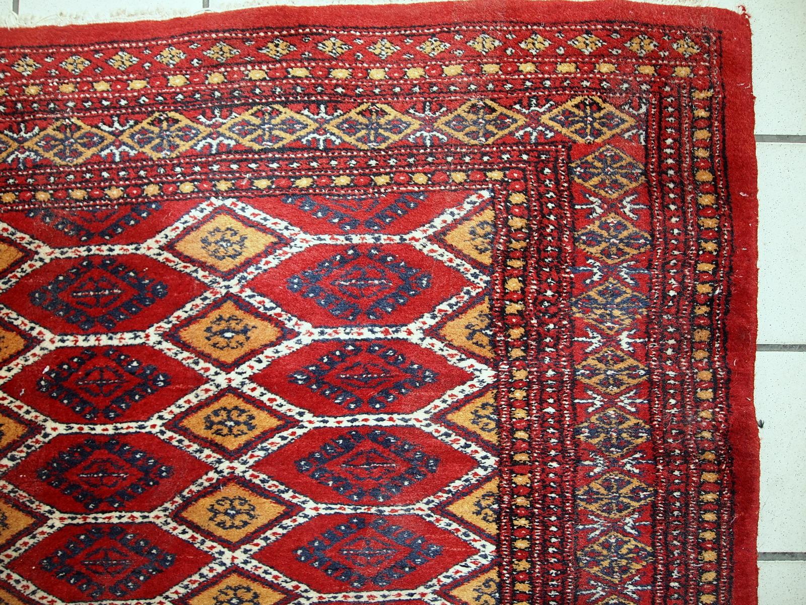 Vintage Uzbek Bukhara rug in red and yellow wool. The rug is from the end of 20th century in original good condition.

-condition: original good, 

-circa 1960s,

-size: 3.3' x 4.9' (100cm x 152cm),

-material: wool,

-country of origin: