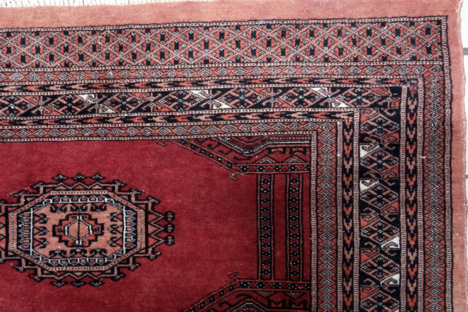 Begeben Sie sich auf eine Reise in die Vergangenheit mit unserem handgefertigten usbekischen Buchara-Teppich im Vintage-Stil, der aus dem Herzen Usbekistans in den 1960er Jahren stammt. Dieser Teppich ist ein Zeugnis seiner ursprünglichen Exzellenz