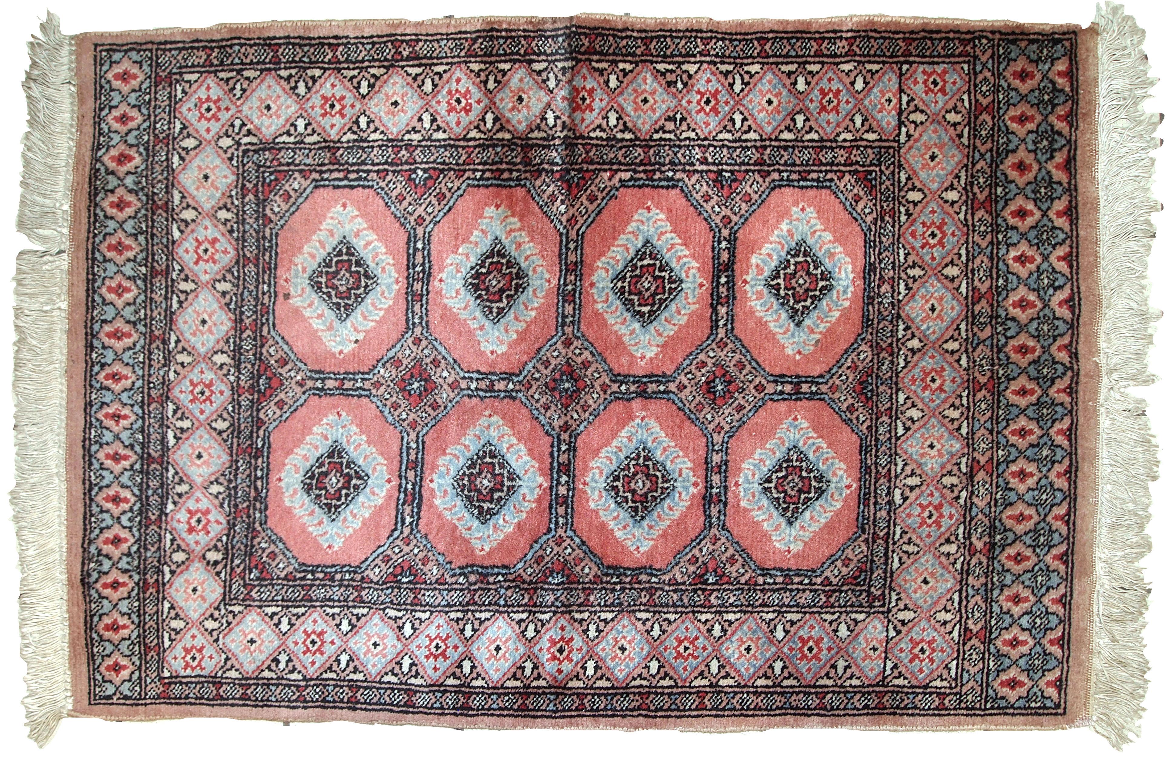Handgefertigter usbekischer Vintage-Teppich aus rosa und himmelblauer Wolle. Es wurde in der Mitte des 20. Jahrhunderts in Zentralasien hergestellt.

?-Zustand: original gut,

-etwa 1960er Jahre,

-größe: 2,6' x 3,8' (81cm x