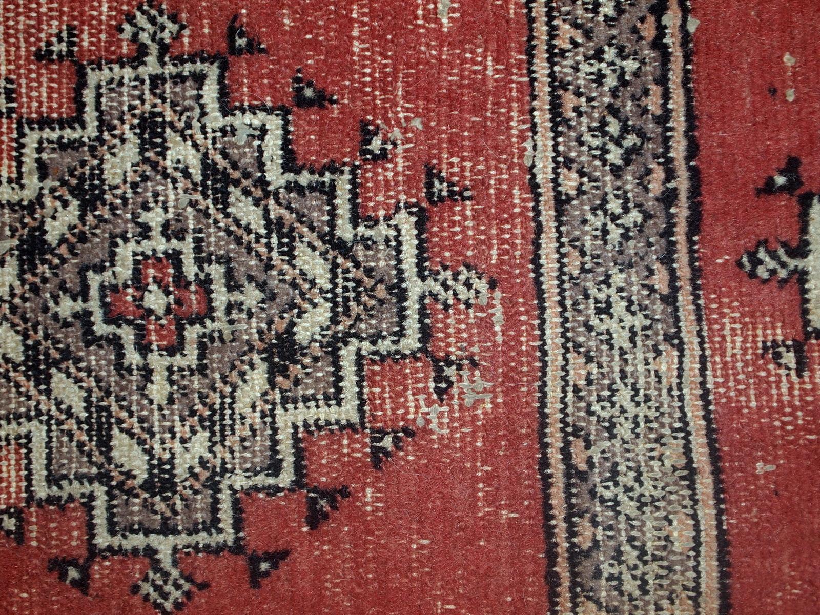 Handmade Vintage Uzbek Bukhara Rug, 1960s, 1C624 In Distressed Condition In Bordeaux, FR