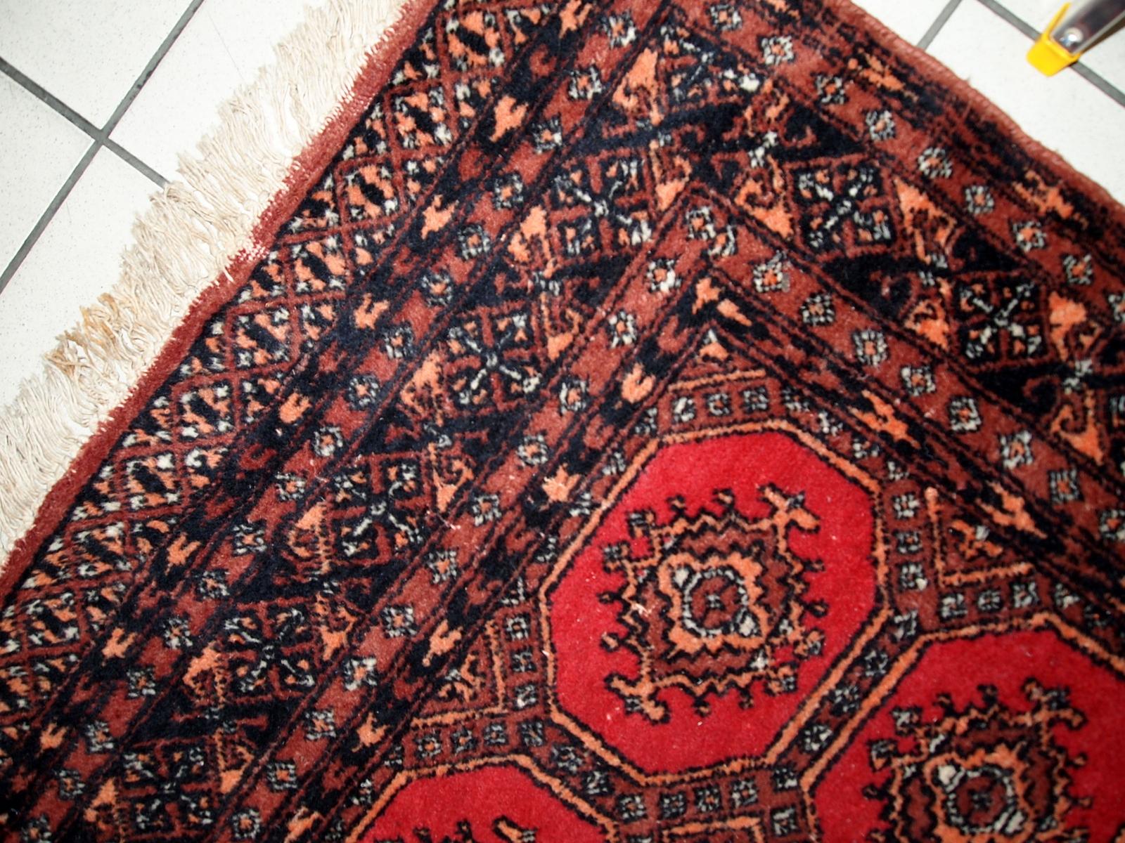 Handgefertigter usbekischer Buchara-Teppich in gutem Originalzustand. Der Teppich aus weicher Wolle aus der Mitte des 20. 

-Zustand: original gut,

-Umgebung: 1960er Jahre,

-Größe: 3,9' x 5,8' (121cm x 177cm),

-MATERIAL: Wolle,

-Herkunftsland: