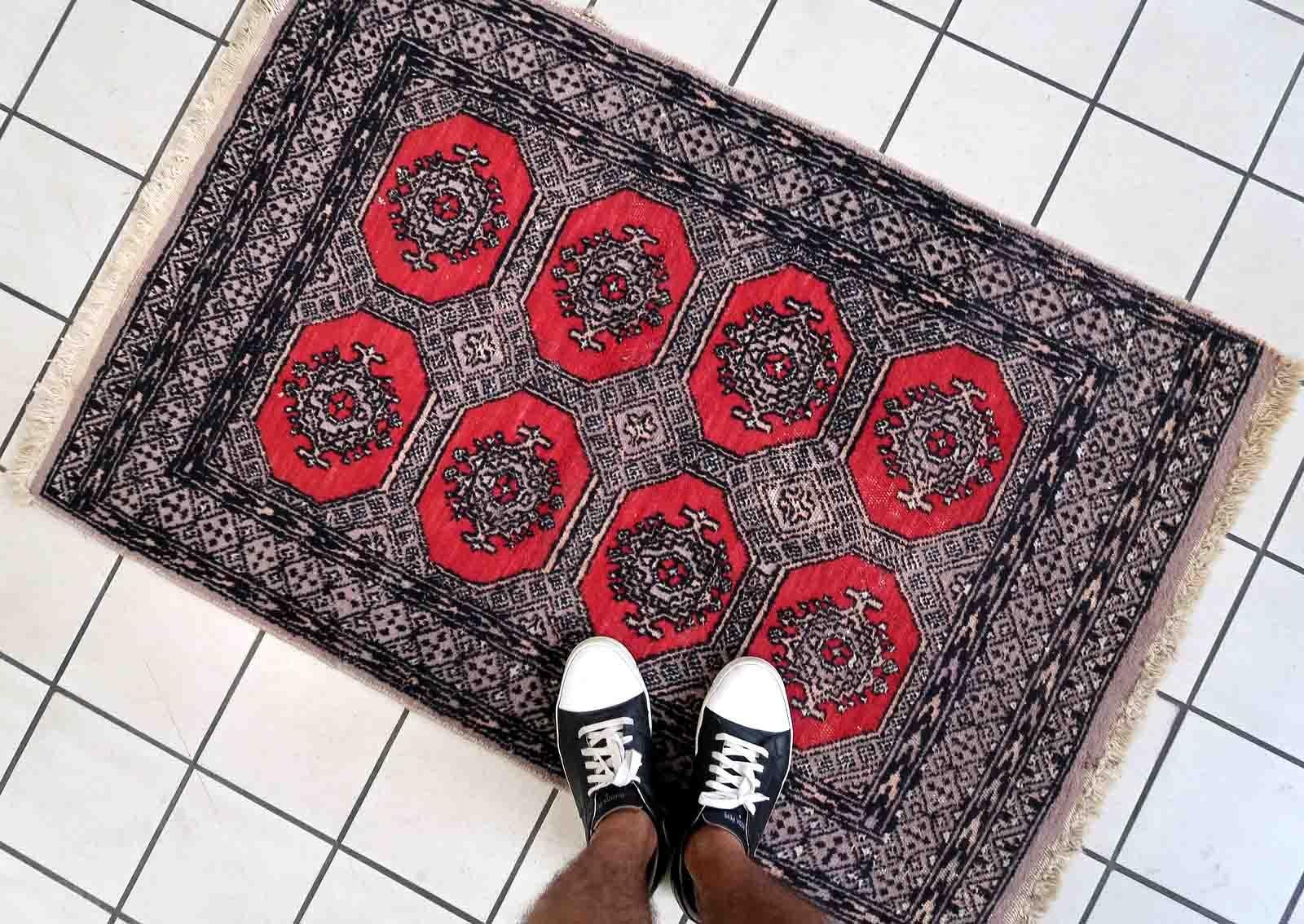 Handgefertigter usbekischer Buchara-Teppich in traditionellem Design und roter Farbe. Der Teppich stammt aus dem Ende des 20. Jahrhunderts und ist im Originalzustand, er hat einen etwas niedrigen Flor.

-Zustand: original, etwas niedriger