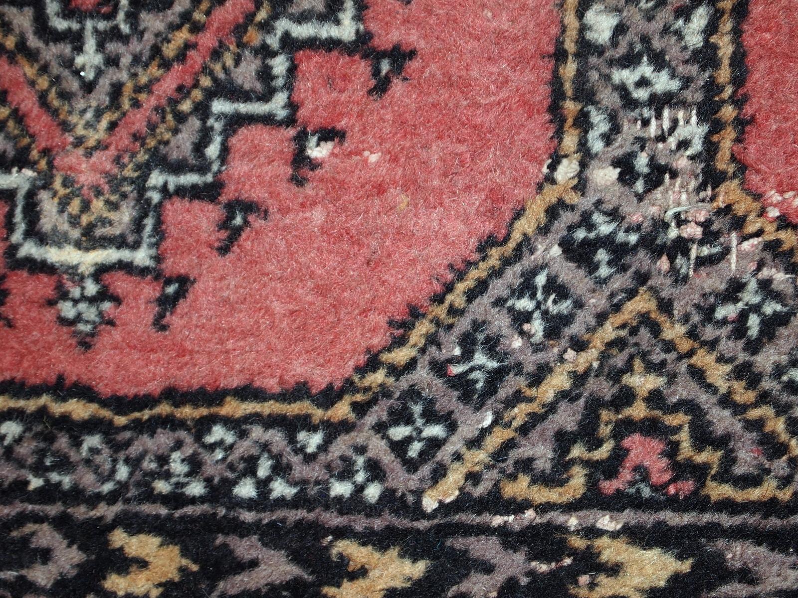 Handmade Vintage Uzbek Bukhara Rug, 1970s, 1C639 In Good Condition In Bordeaux, FR