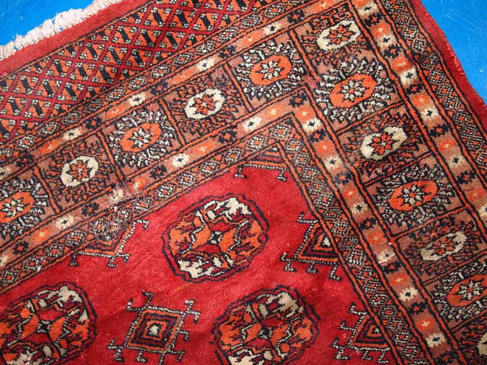 Handgefertigter zentralasiatischer Teppich aus Usbekistan. Der Teppich ist in einem guten Originalzustand vom Ende des 20. Jahrhunderts, er hat minimale Altersspuren. Sie wurde aus roter Wolle und im klassischen Buchara-Design