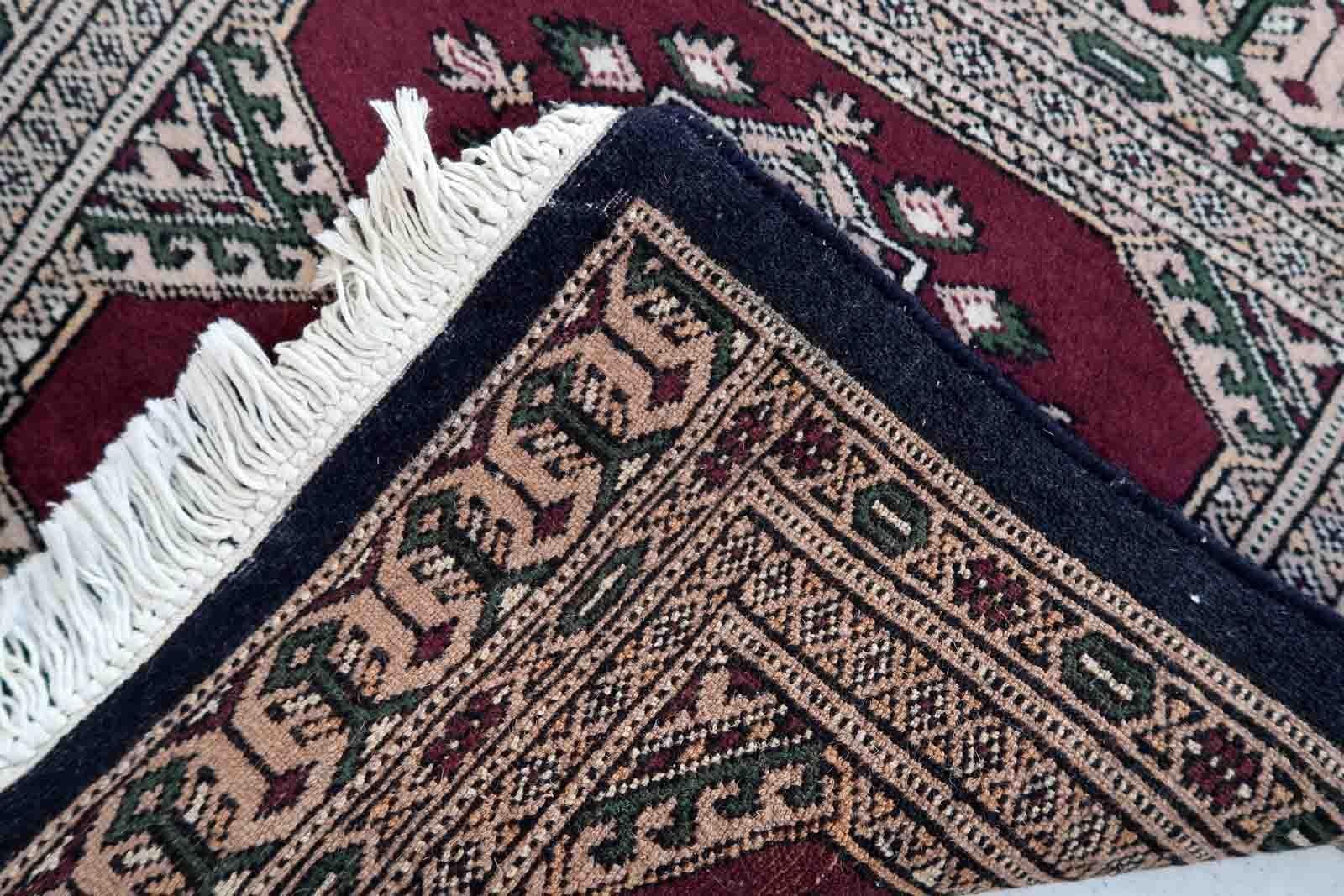 Handgefertigte usbekische Buchara-Matte in gutem Originalzustand. Der Teppich wurde Ende des 20. Jahrhunderts aus Wolle hergestellt.

-zustand: original gut,

-etwa: 1970er Jahre,

-größe: 1,8' x 2,1' (55cm x 65cm),

-material: