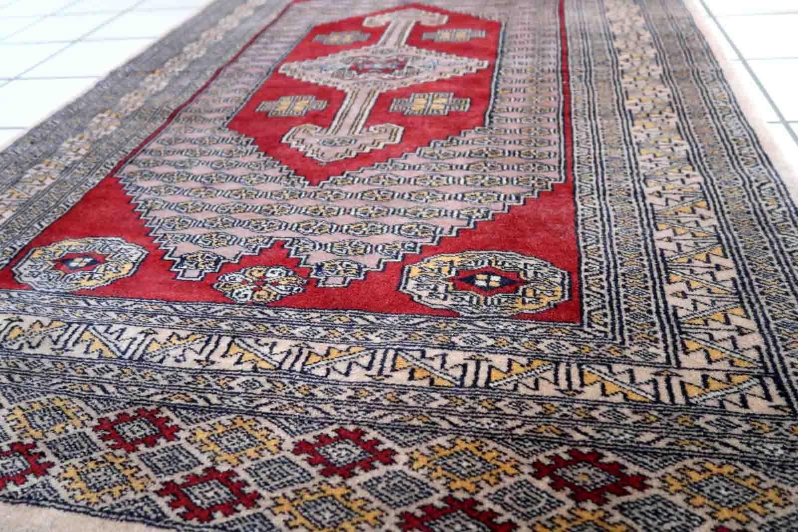 Handgefertigter usbekischer Buchara-Teppich in ungewöhnlichem Design. Der Teppich stammt aus dem Ende des 20. Jahrhunderts. Es befindet sich in einem guten Originalzustand.

-zustand: original gut,

-etwa: 1970er Jahre,

-größe: 3,2' x 5,1'