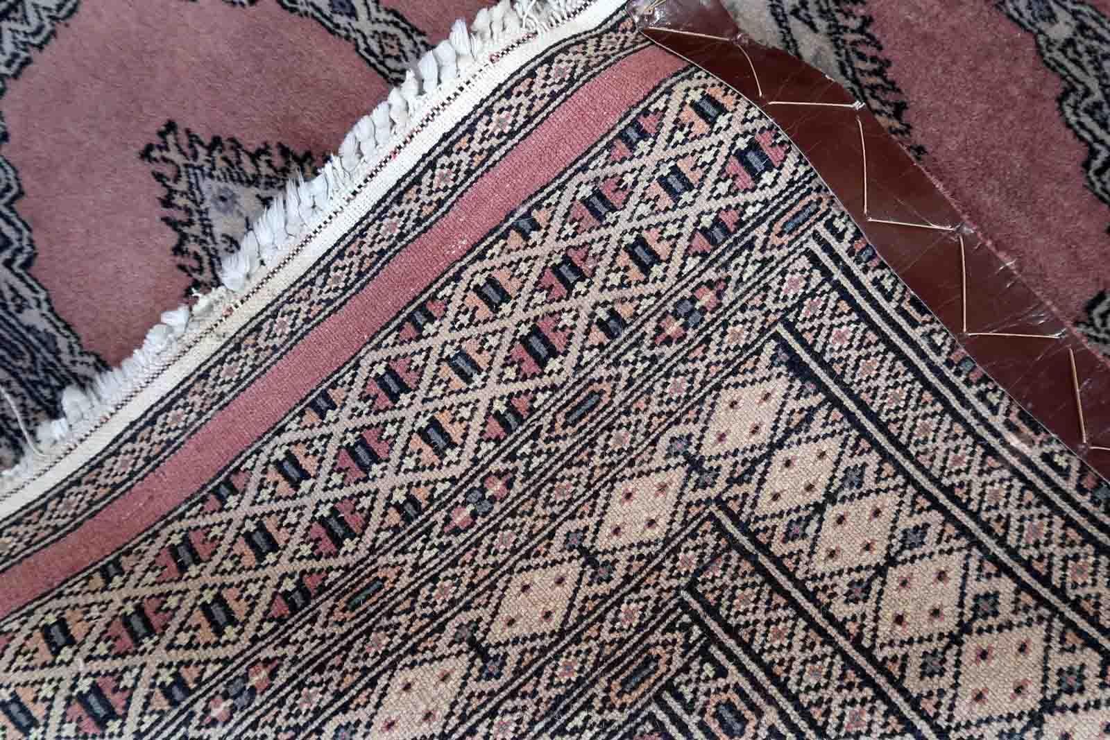 Handgefertigter usbekischer Buchara-Teppich in traditionellem Design und rosa Wolle. Der Teppich stammt aus dem Ende des 20. Jahrhunderts. Es befindet sich in einem guten Originalzustand.

-zustand: original gut, 

-etwa: 1970er