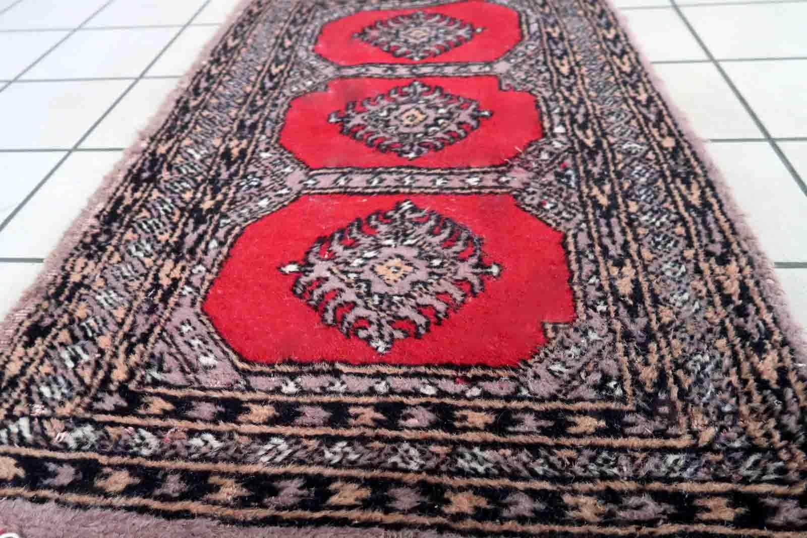 Handgefertigter usbekischer Buchara-Teppich in traditionellem Design. Der Teppich ist vom Ende des 20. Jahrhunderts, er ist im Originalzustand, hat einige Altersspuren.

-zustand: original gut,

-etwa: 1970er Jahre,

-größe: 2' x 3.3' (63cm x