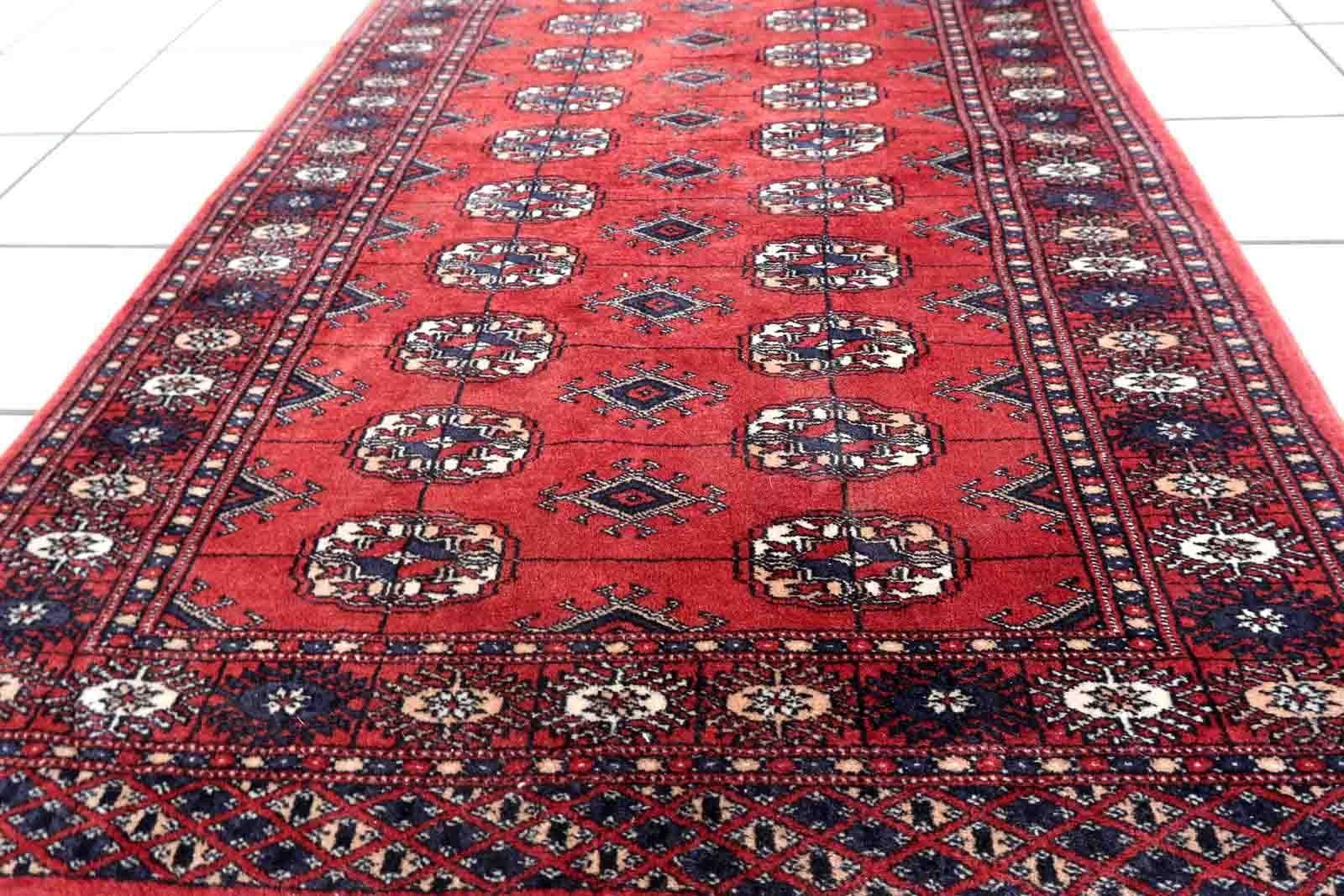 Handgefertigter roter Vintage-Teppich im Buchara-Design. Der Teppich ist in gutem Originalzustand und stammt aus dem Ende des 20.

-Zustand: original gut,

-Umgebung: 1970er Jahre,

-Größe: 2,6' x 3,9' (81cm x 119cm),

-MATERIAL:
