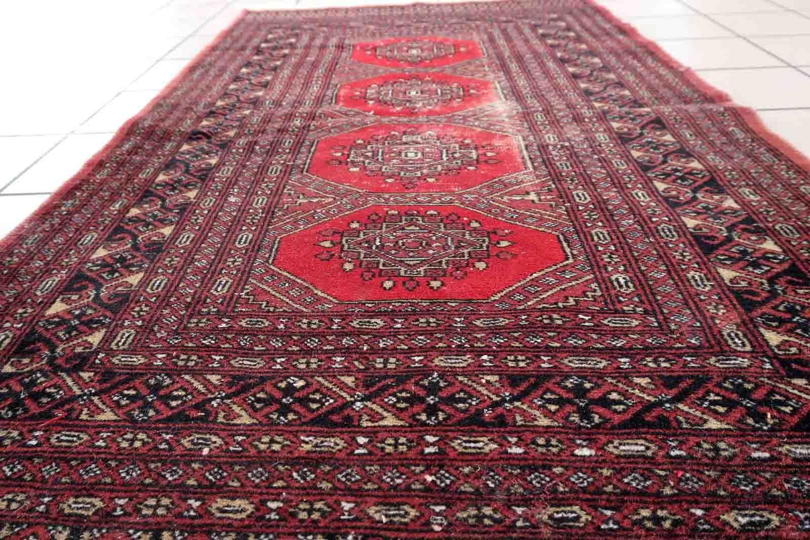 Handgefertigter usbekischer Buchara-Teppich im klassischen Design. Der Teppich stammt aus dem Ende des 20. Jahrhunderts und ist in schlechtem Zustand.

-Zustand: original gut,

-Umgebung: 1970er Jahre,

-Größe: 3' x 5.3' (94cm x 163cm),

-MATERIAL: