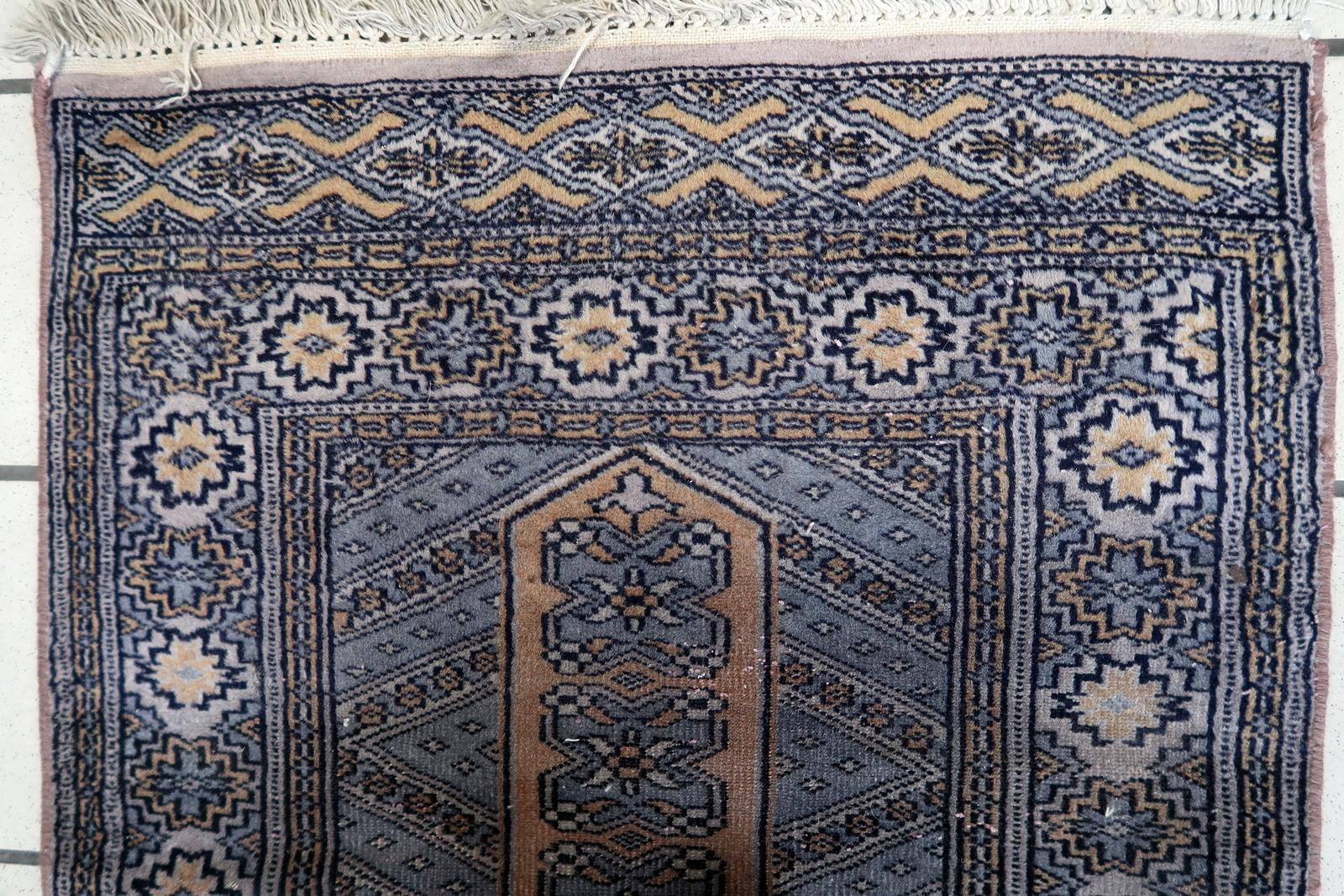 Handgefertigter Vintage-Buchara-Teppich aus Usbekistan:

Design und Handwerkskunst:
Dieser rechteckige Teppich aus den 1950er-Jahren zeigt den beständigen Charme traditioneller usbekischer Handwerkskunst.
Mit den Maßen 2' x 3,1' (bzw. 61cm x 96cm)