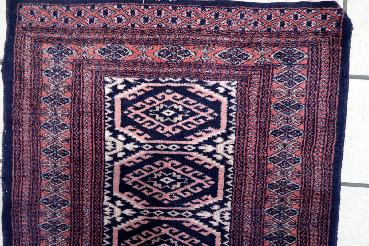 Dieser handgefertigte usbekische Buchara-Teppich aus den 1960er Jahren zeigt traditionelle geometrische Muster mit komplizierten Details, die die reiche Handwerkskunst der zentralasiatischen Weberei widerspiegeln.

Wesentliche Merkmale:
✔