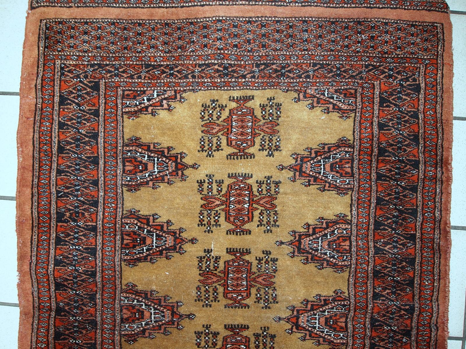 Handgefertigter usbekischer Buchara-Teppich, 2,5'x3,9', 1960er Jahre, 1C734 (Pakistanisch) im Angebot