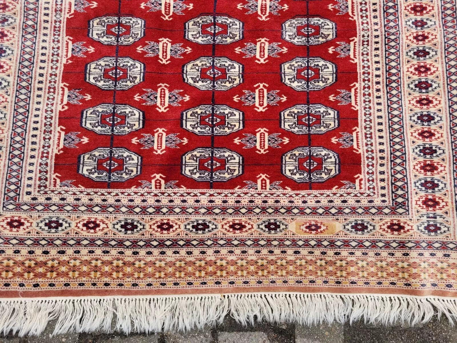 Un viaggio nell'arte dell'Asia centrale
Questo squisito tappeto vintage Uzbek Bukhara risale agli anni Sessanta. È una testimonianza della ricca tradizione di tessitura dell'Asia centrale. Realizzato a mano con abilità e cura, questo tappeto di lana