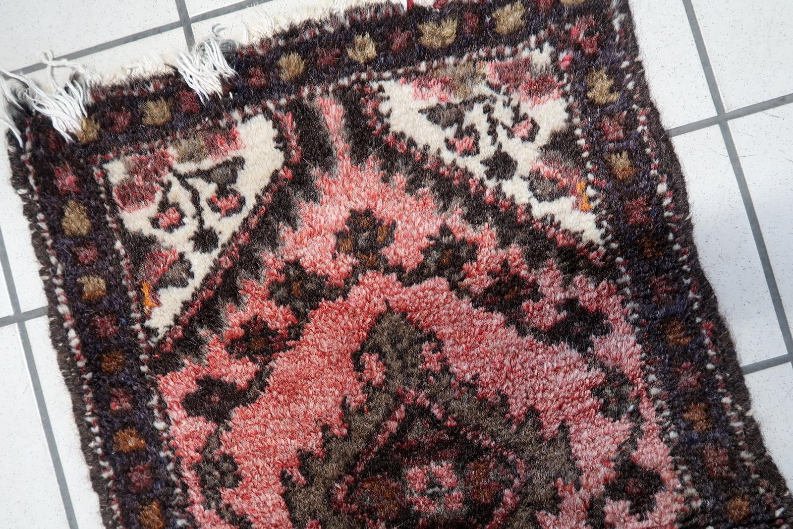 Dieser handgefertigte Vintage-Buchara-Läufer zeichnet sich durch ein kompliziertes geometrisches Stammesmuster mit satten Erdtönen aus. Die vorherrschenden Farbtöne sind warmes Terrakotta-Rosa, tiefes Braun und sanftes Elfenbein, die einen