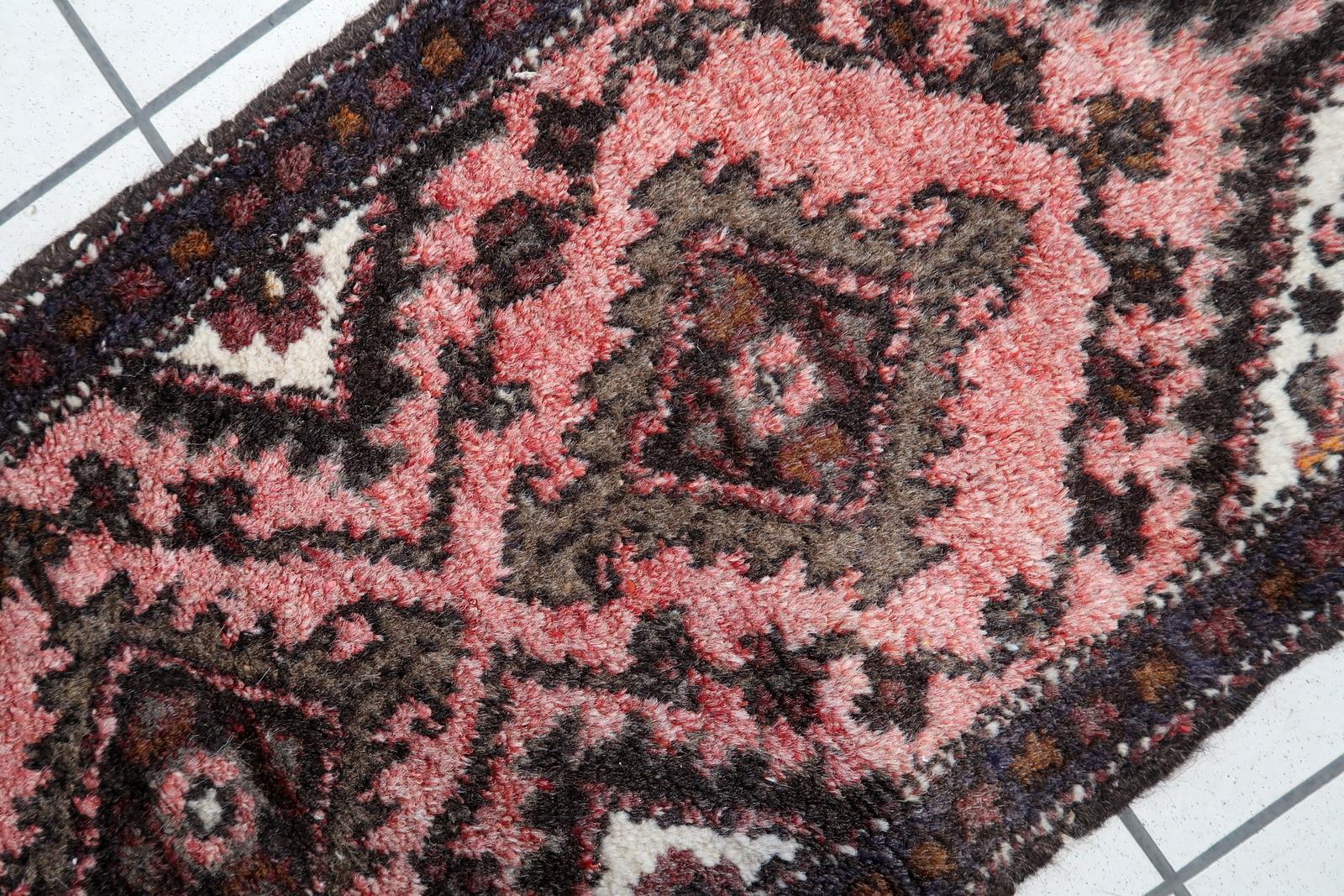 Handgefertigter uzbekischer Bukhara-Läufer im Vintage-Stil 1,7' x 4,5' 1960er Jahre - 1C1164 (Handgeknüpft) im Angebot