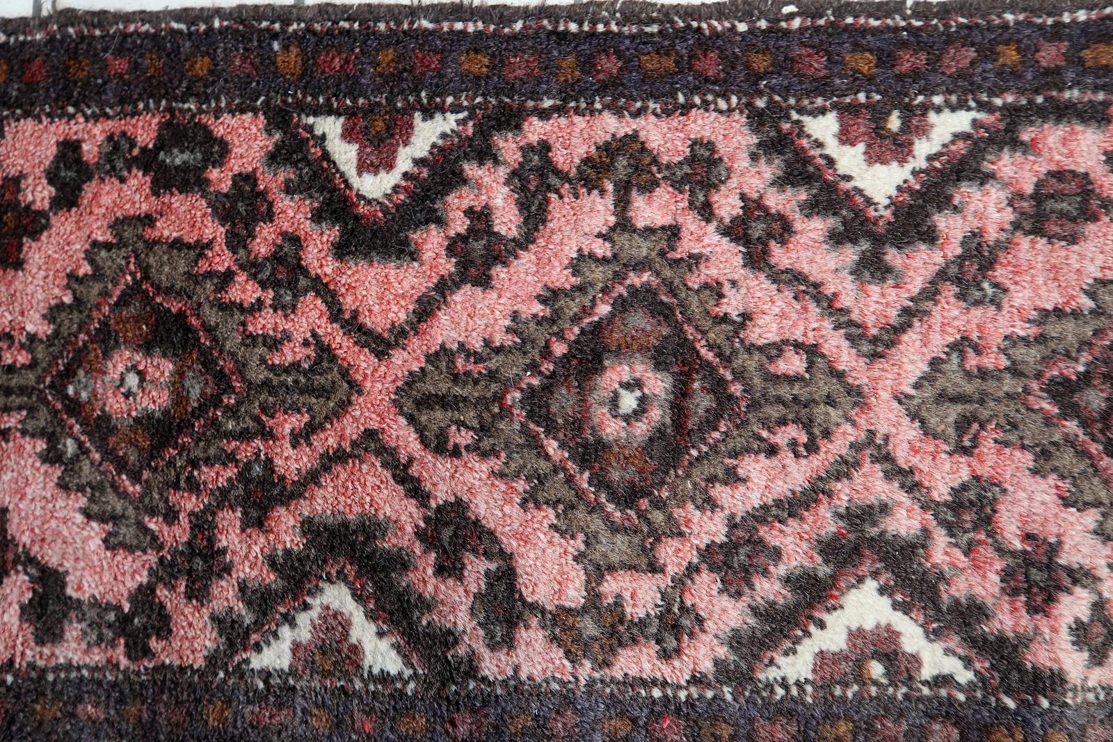 Handgefertigter uzbekischer Bukhara-Läufer im Vintage-Stil 1,7' x 4,5' 1960er Jahre - 1C1164 im Zustand „Gut“ im Angebot in Bordeaux, FR