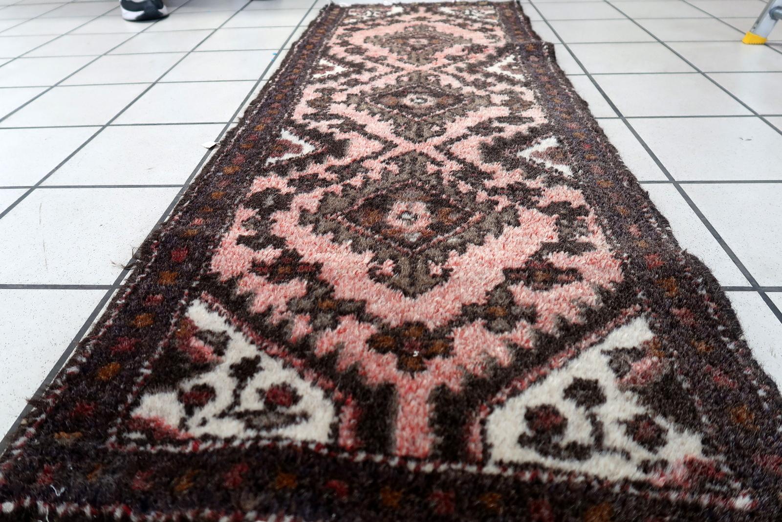 Handgefertigter uzbekischer Bukhara-Läufer im Vintage-Stil 1,7' x 4,5' 1960er Jahre - 1C1164 im Angebot 2