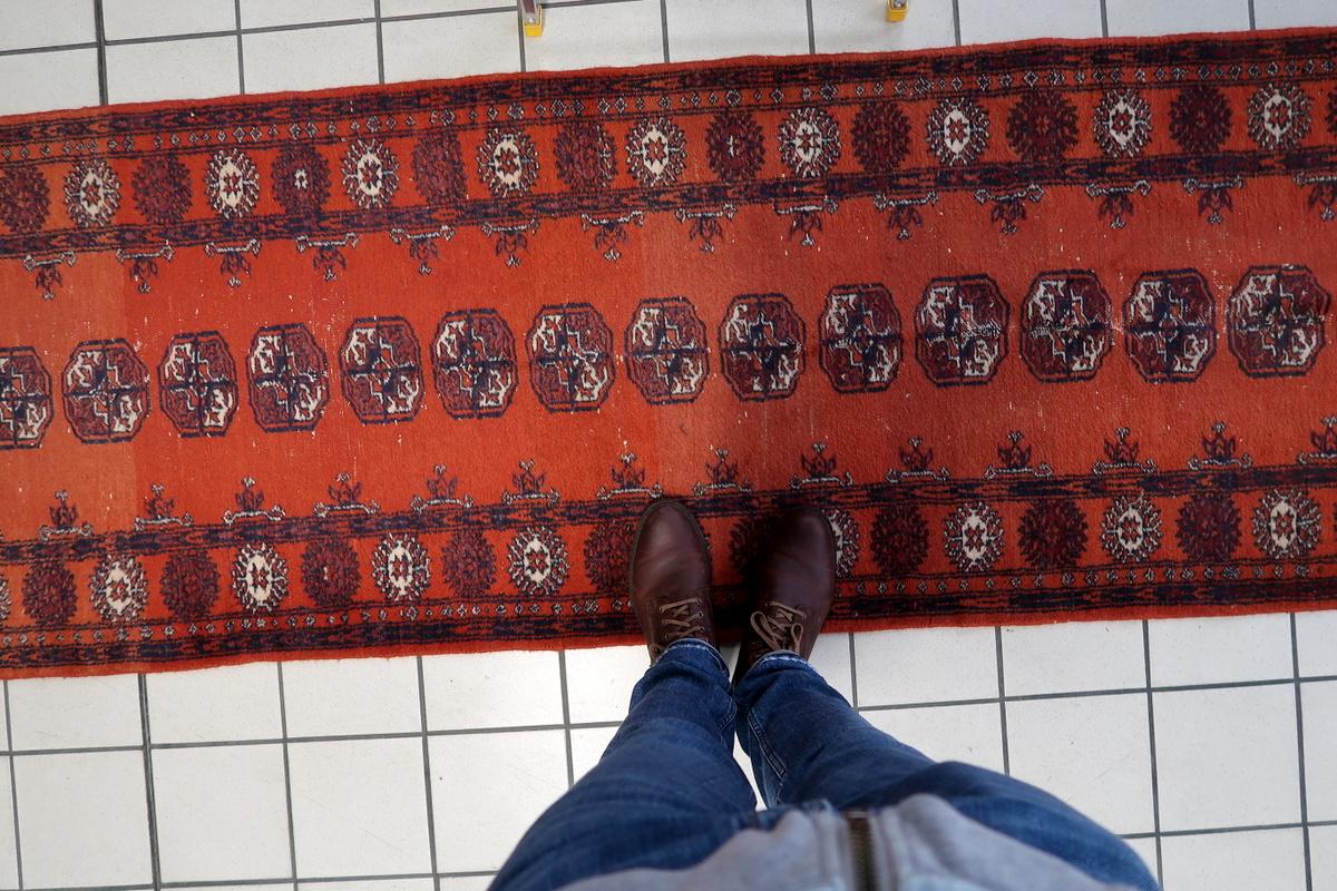 Handgefertigter uzbekischer Bukhara-Läufer im Vintage-Stil 2,6' x 9,5' 1950er Jahre - 1C1154 im Angebot 4