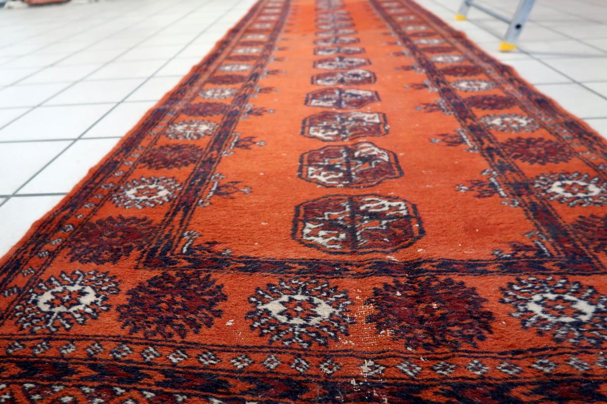 Handgefertigter uzbekischer Bukhara-Läufer im Vintage-Stil 2,6' x 9,5' 1950er Jahre - 1C1154 im Angebot 6