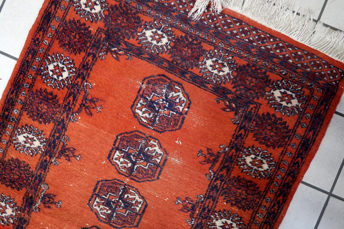 Handgefertigter usbekischer Woll-Läufer im Vintage-Stil der 1950er Jahre

Alter: 1950er Jahre

Größe: 2,66 Fuß x 9,54 Fuß (81 cm x 291 cm)

MATERIAL: 100% Wolle, für ein plüschiges und luxuriöses Gefühl

Design/One:

Satter roter