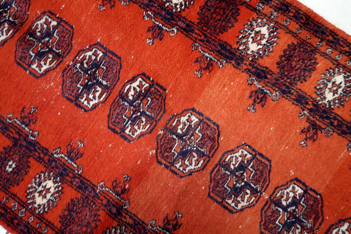 Handgefertigter uzbekischer Bukhara-Läufer im Vintage-Stil 2,6' x 9,5' 1950er Jahre - 1C1154 im Zustand „Gut“ im Angebot in Bordeaux, FR
