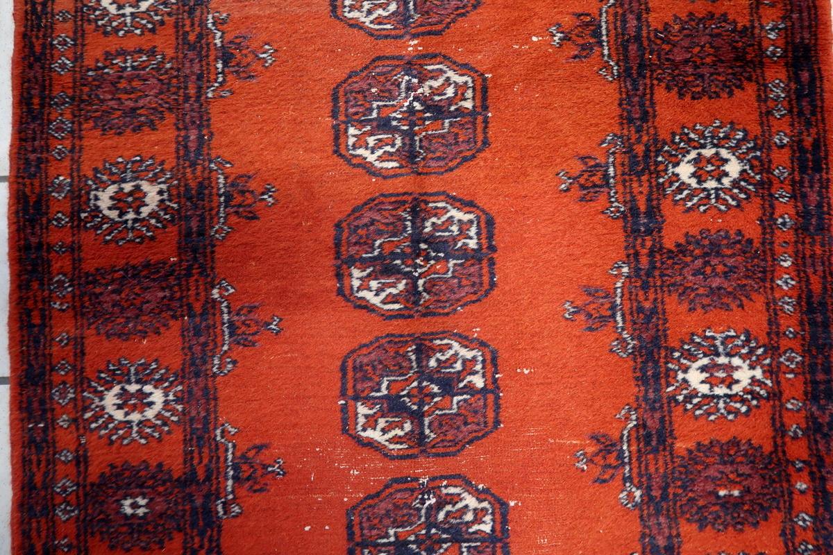 Handgefertigter uzbekischer Bukhara-Läufer im Vintage-Stil 2,6' x 9,5' 1950er Jahre - 1C1154 (Mitte des 20. Jahrhunderts) im Angebot