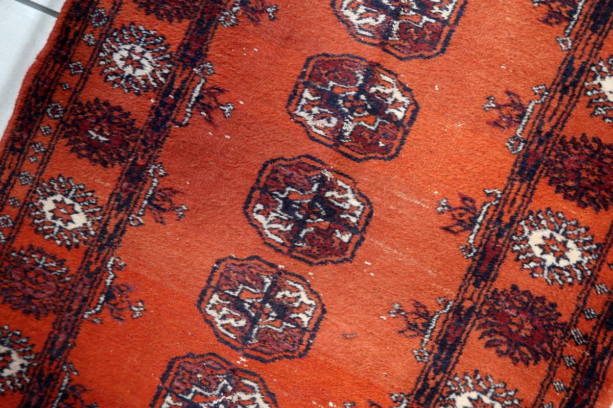 Handgefertigter uzbekischer Bukhara-Läufer im Vintage-Stil 2,6' x 9,5' 1950er Jahre - 1C1154 (Wolle) im Angebot