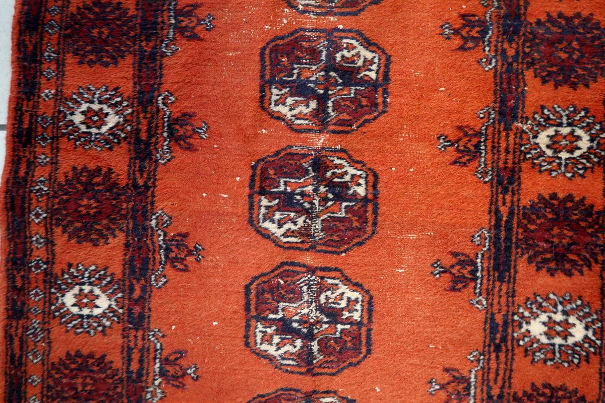 Handgefertigter uzbekischer Bukhara-Läufer im Vintage-Stil 2,6' x 9,5' 1950er Jahre - 1C1154 im Angebot 1